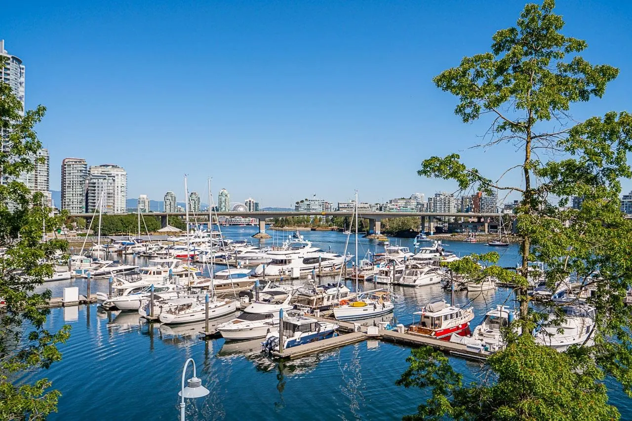 319 1228 Marinaside Crescent