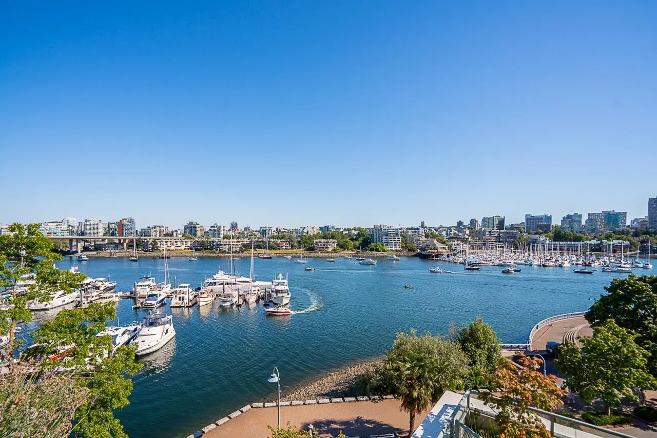 319 1228 Marinaside Crescent