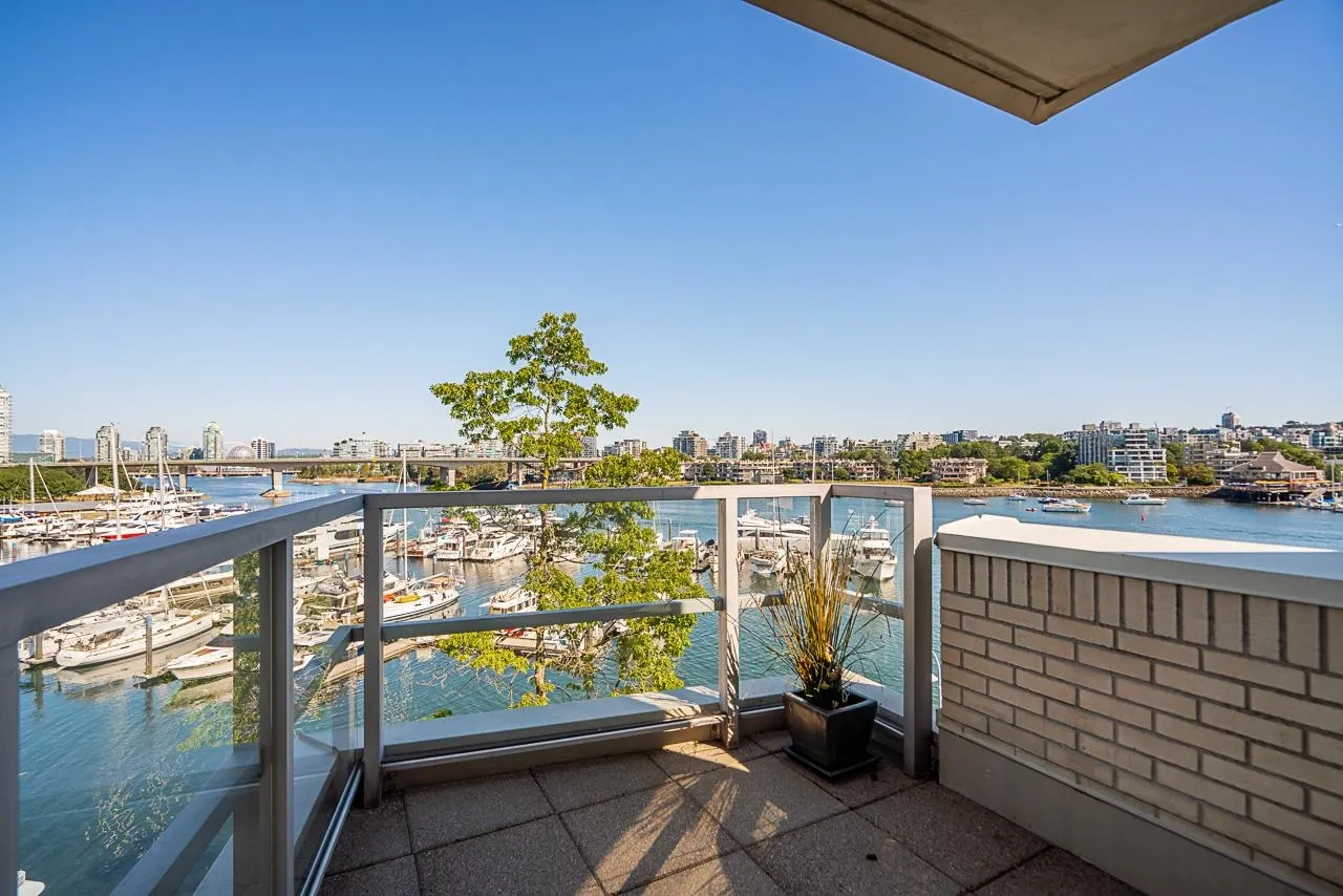 319 1228 Marinaside Crescent