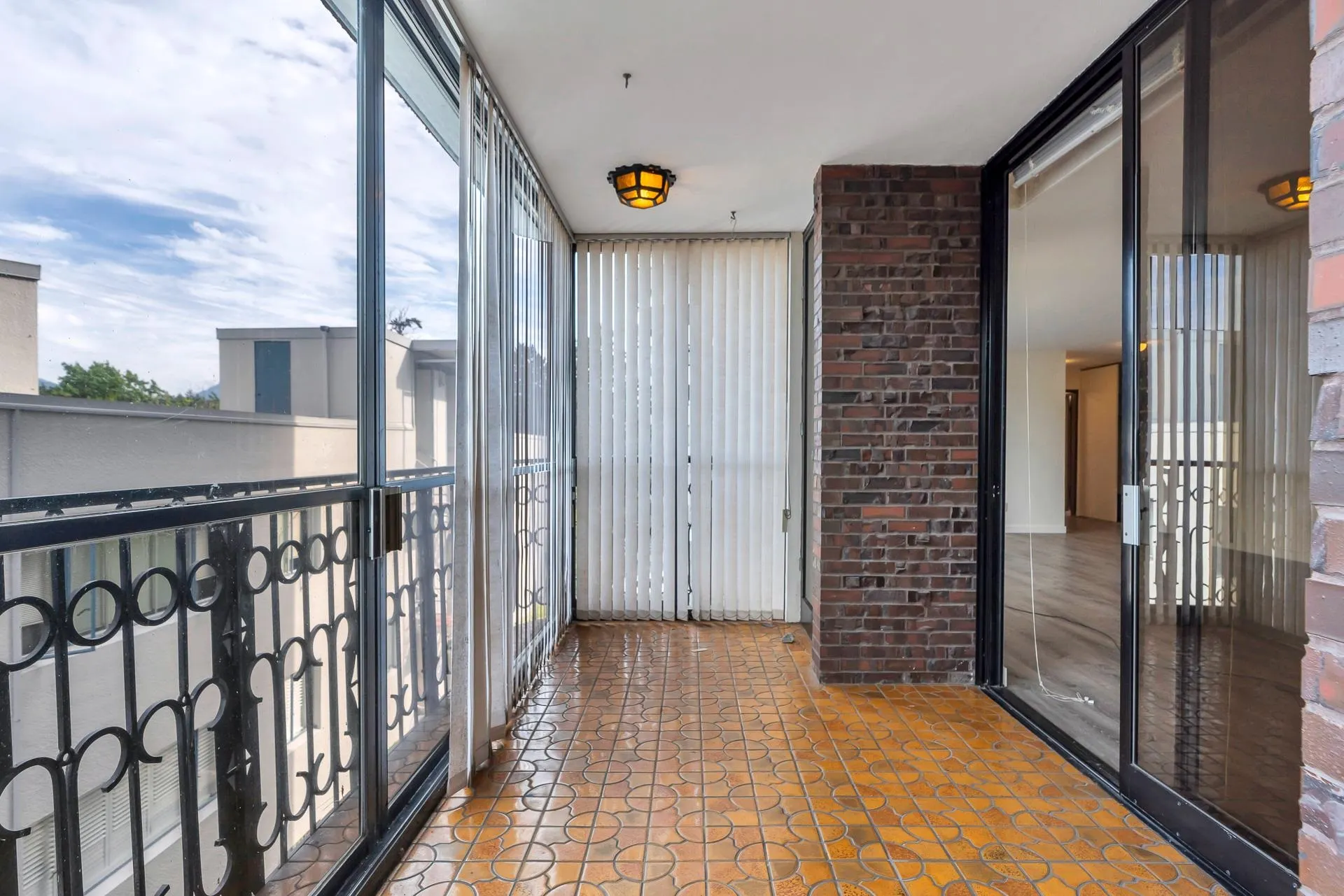 201 845 Chilco Street