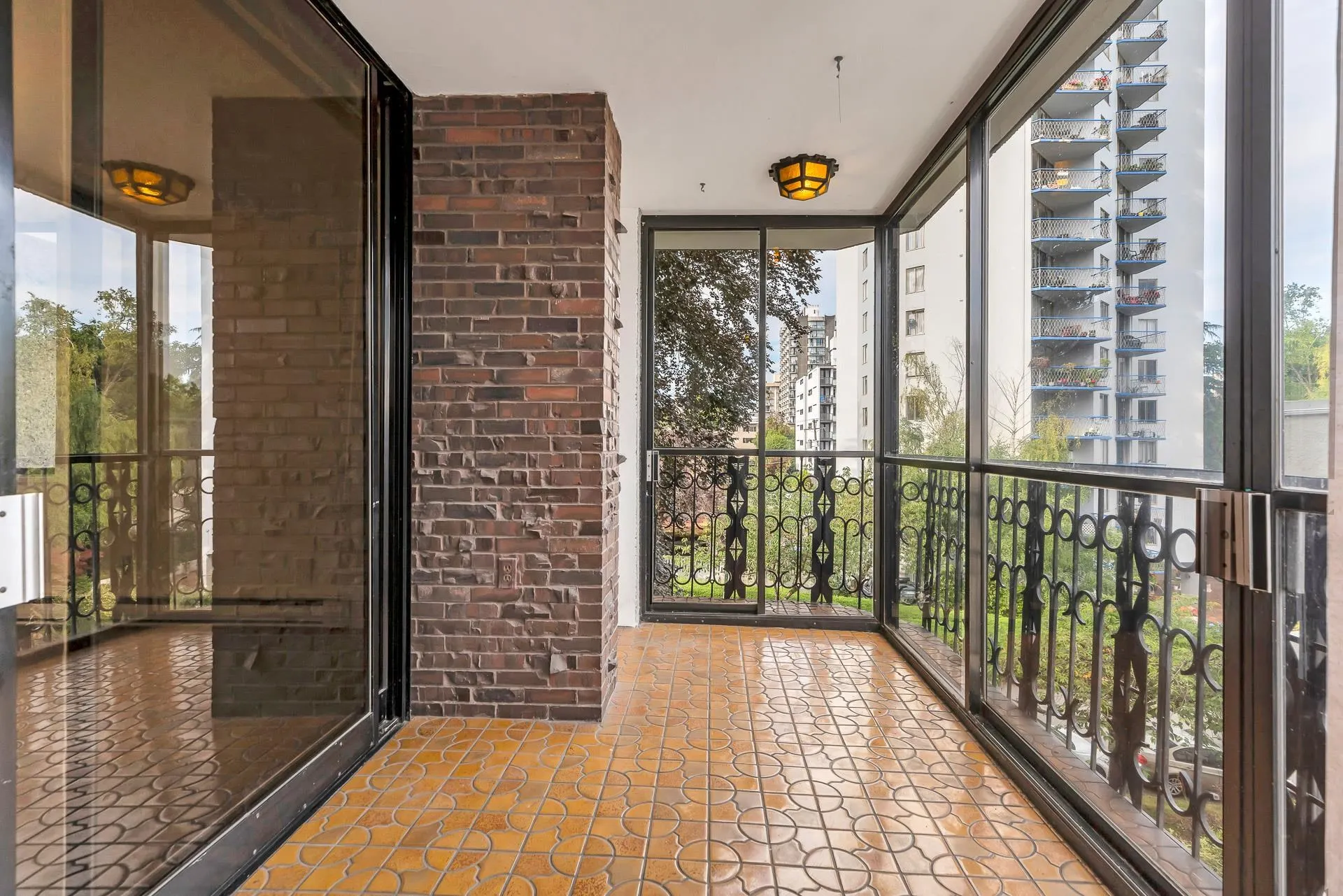201 845 Chilco Street
