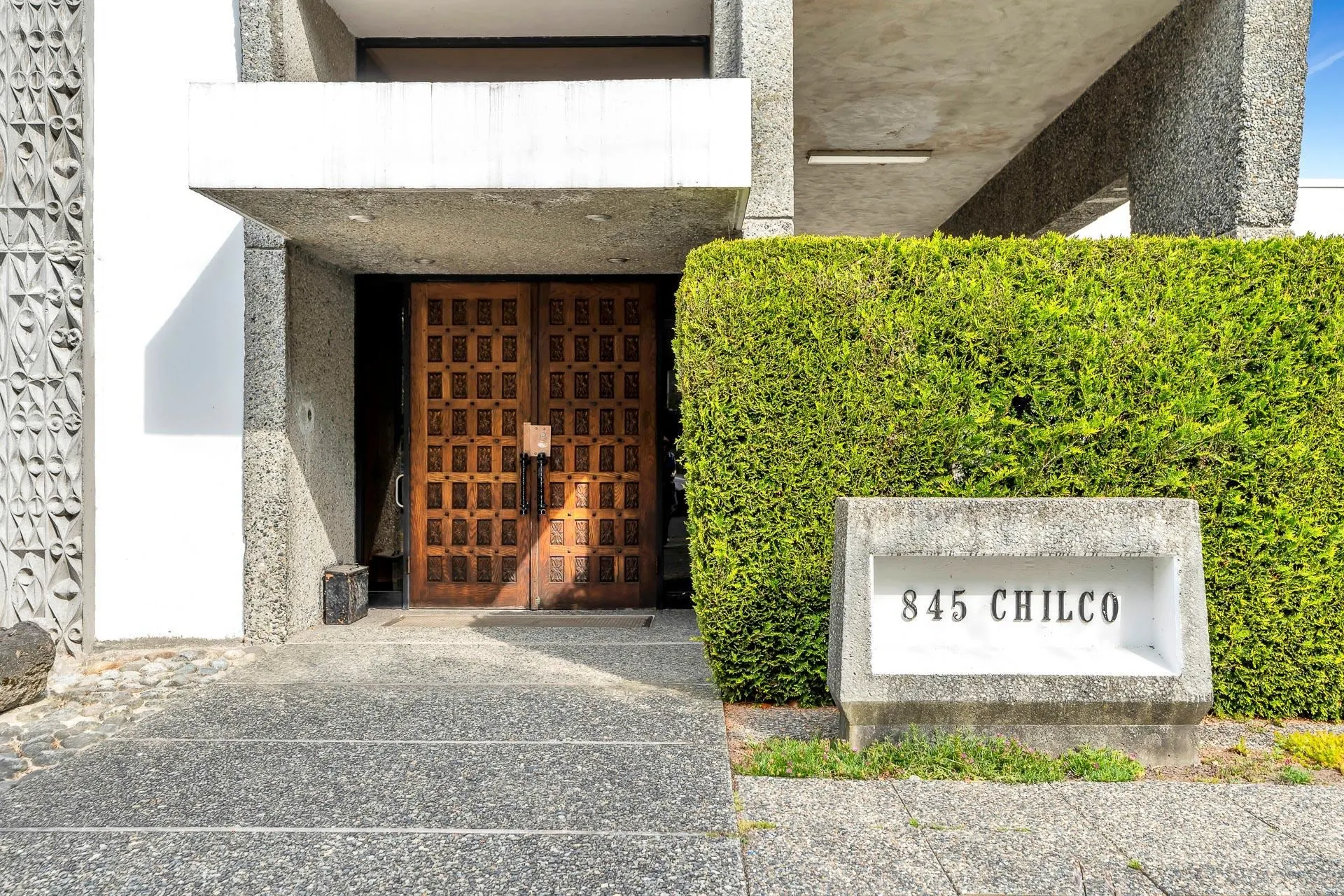201 845 Chilco Street