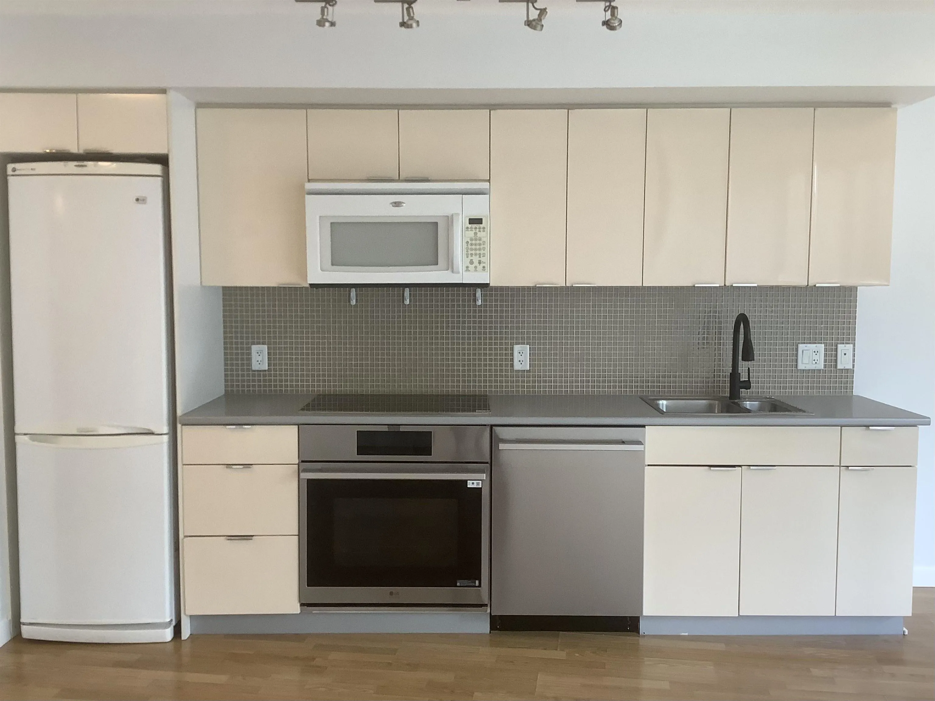 1108 233 Robson Street
