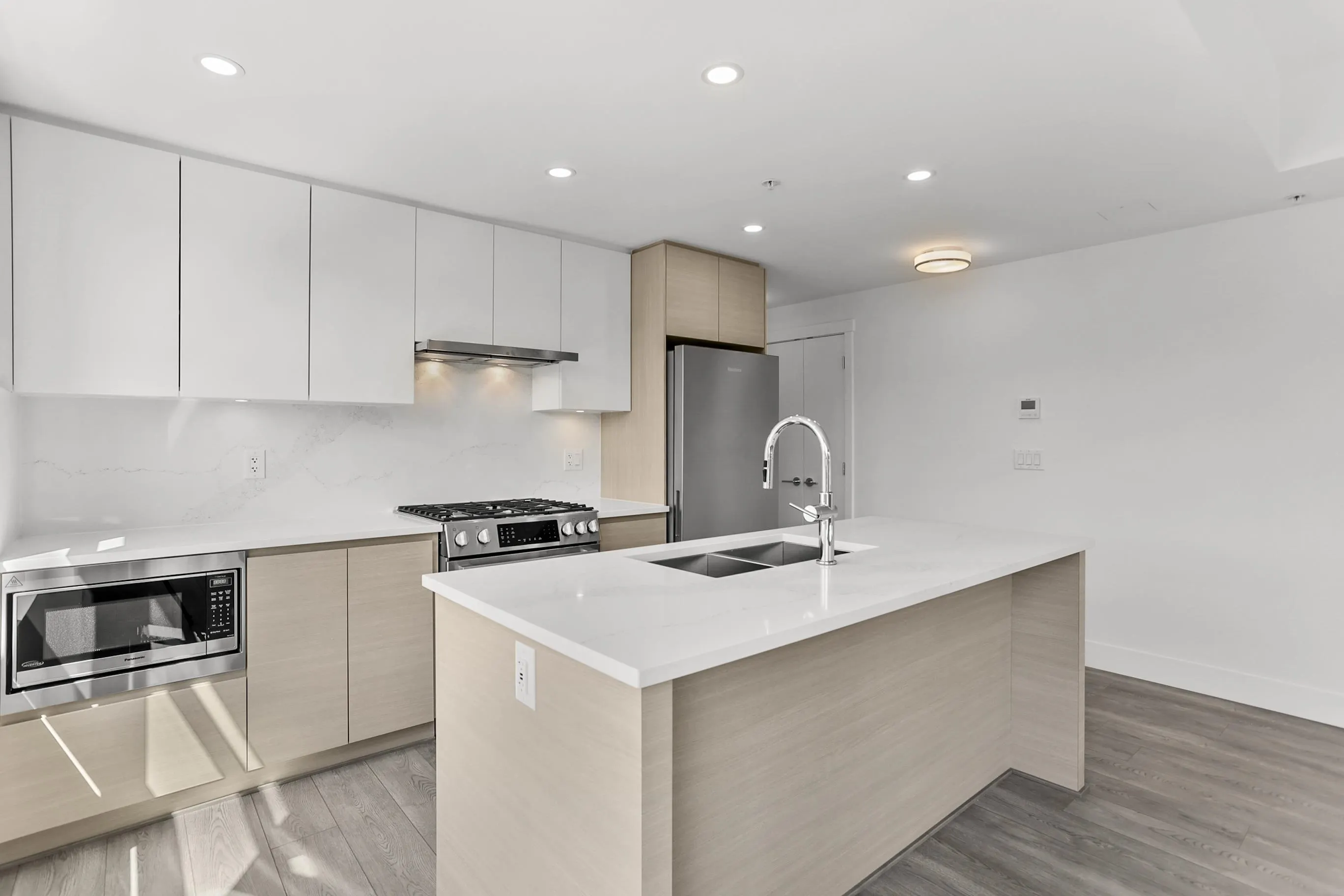 306 4788 Hastings Street