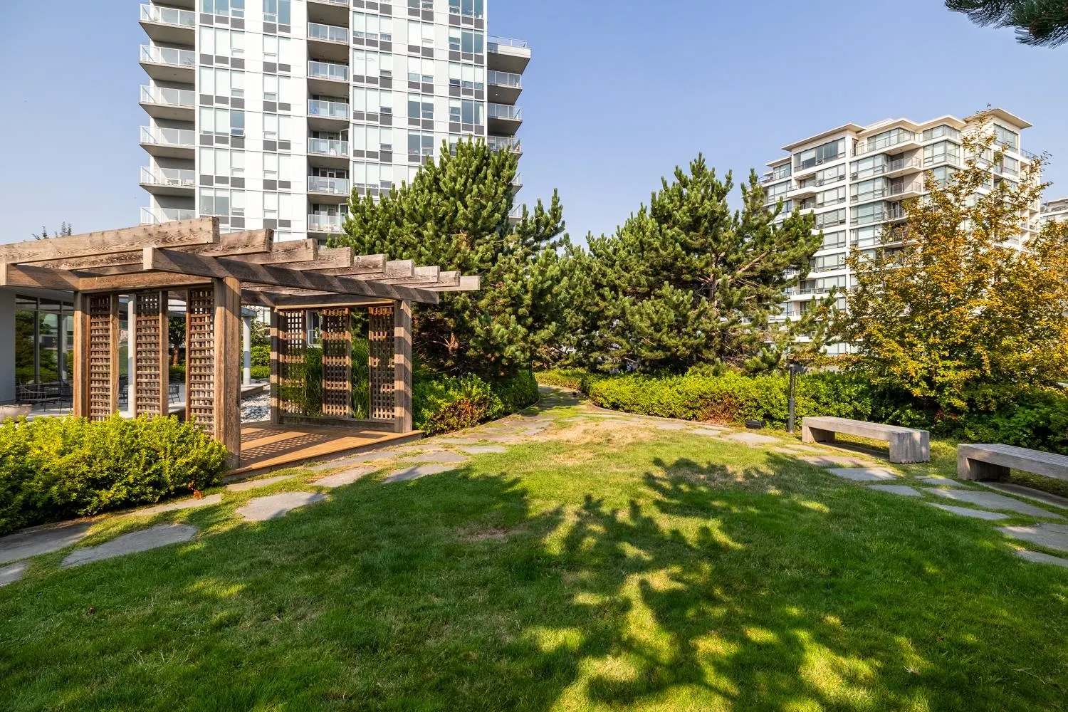 906 7488 Lansdowne Road