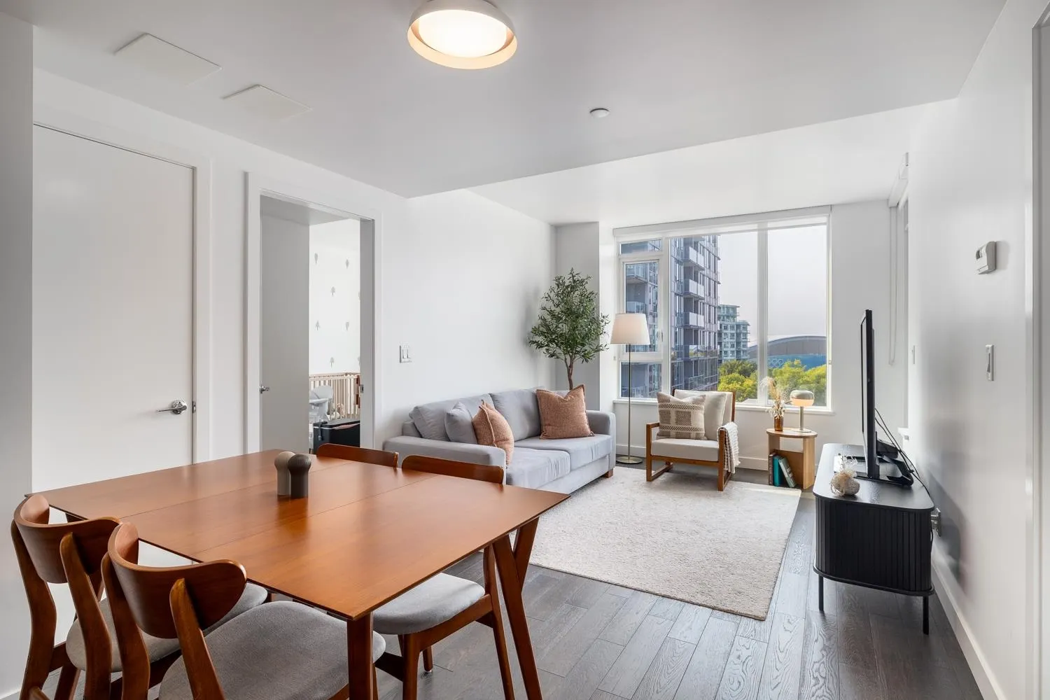 906 7488 Lansdowne Road