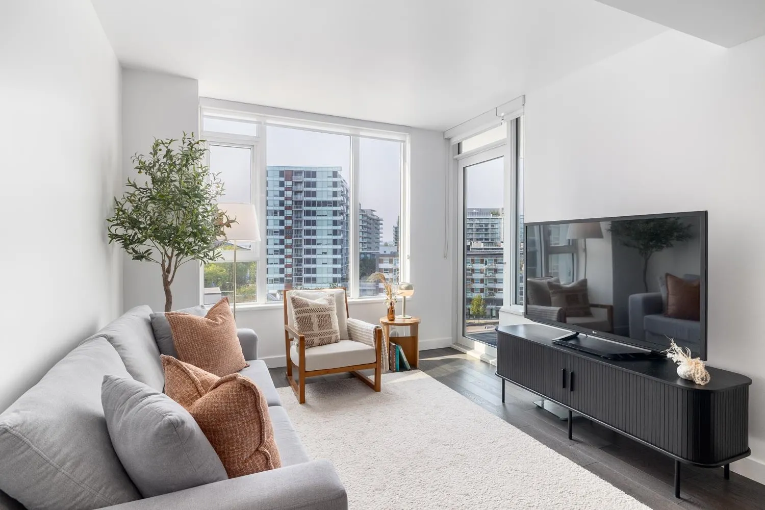 906 7488 Lansdowne Road