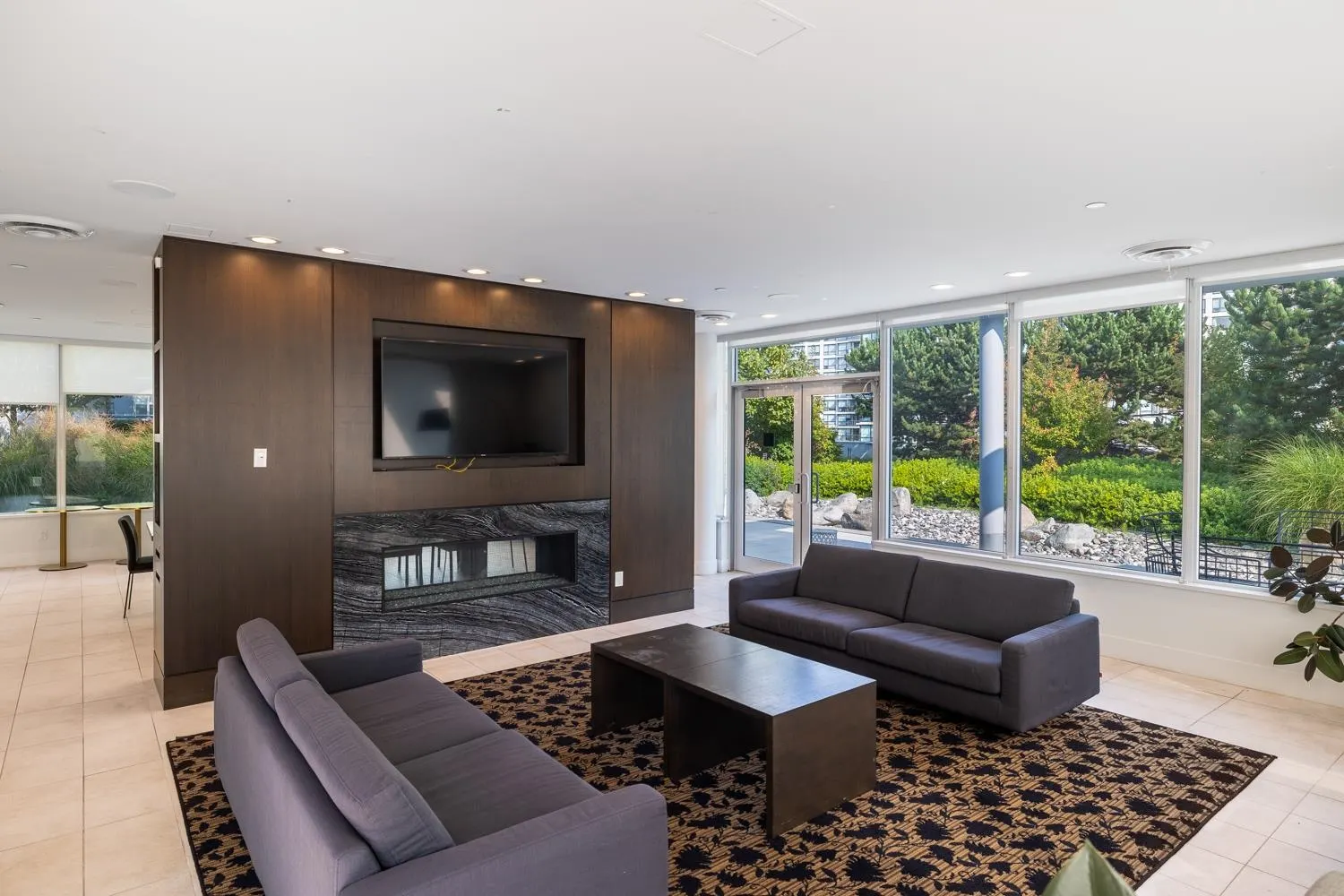 906 7488 Lansdowne Road