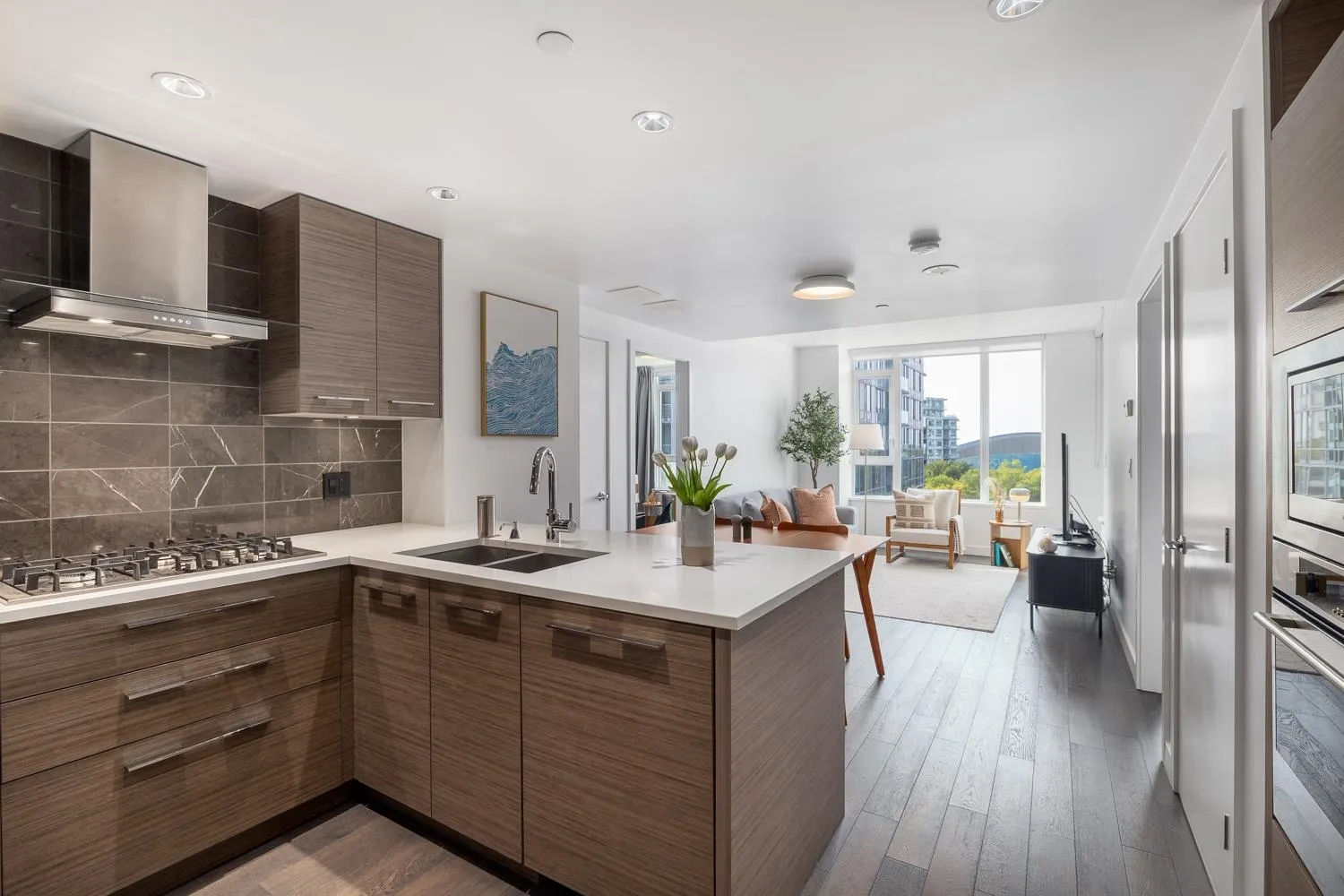 906 7488 Lansdowne Road