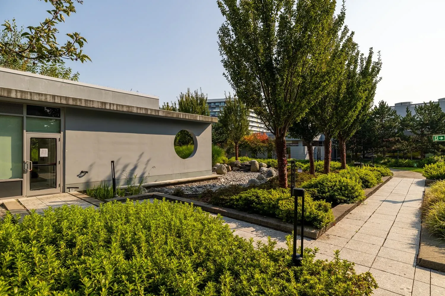 906 7488 Lansdowne Road