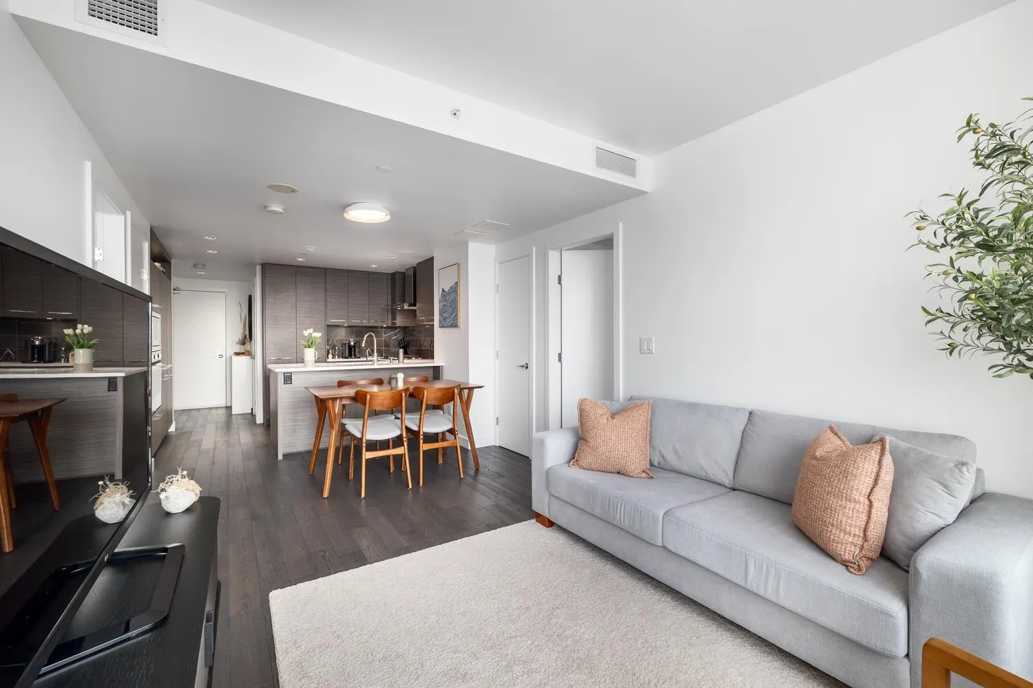 906 7488 Lansdowne Road