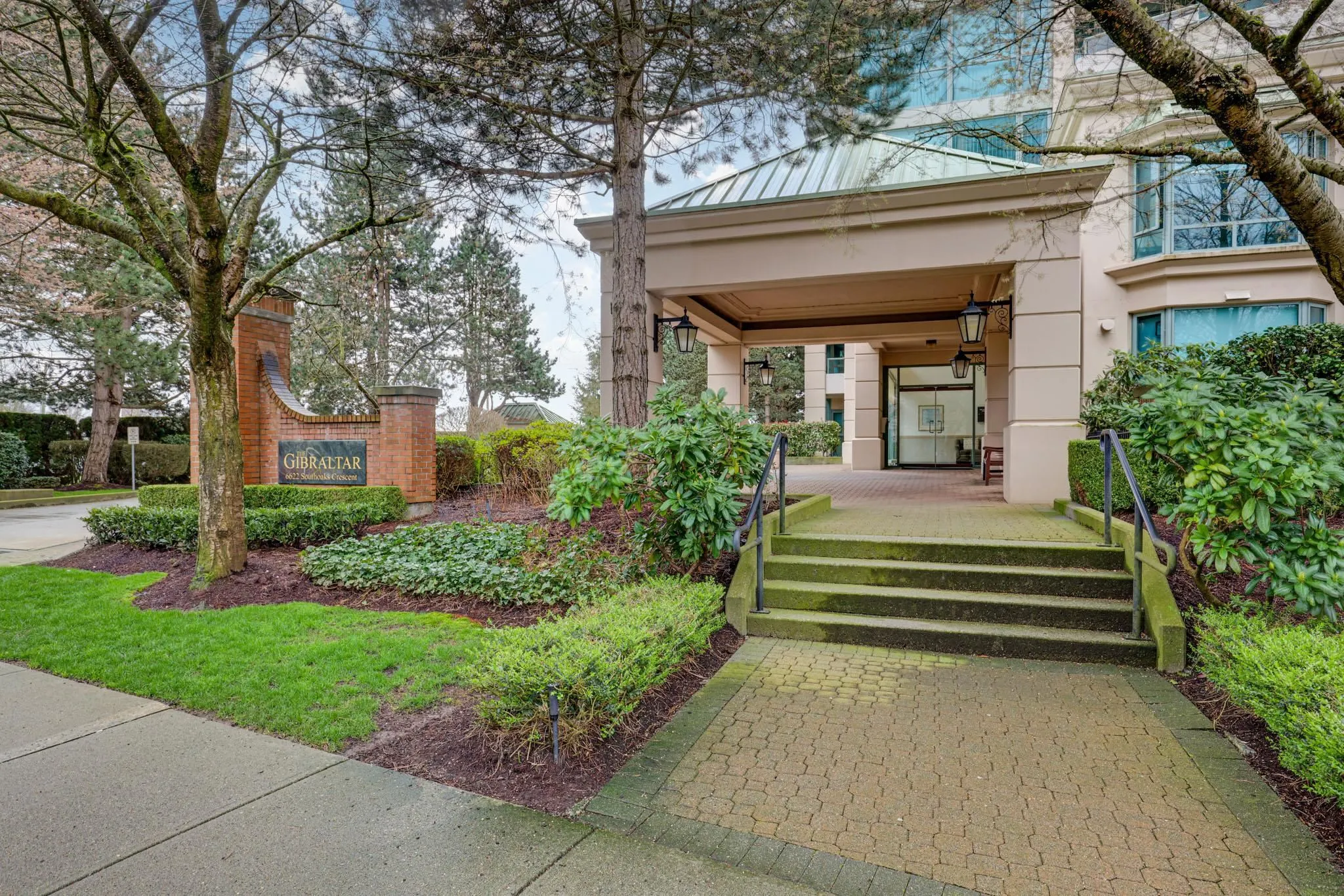1803 6622 Southoaks Crescent