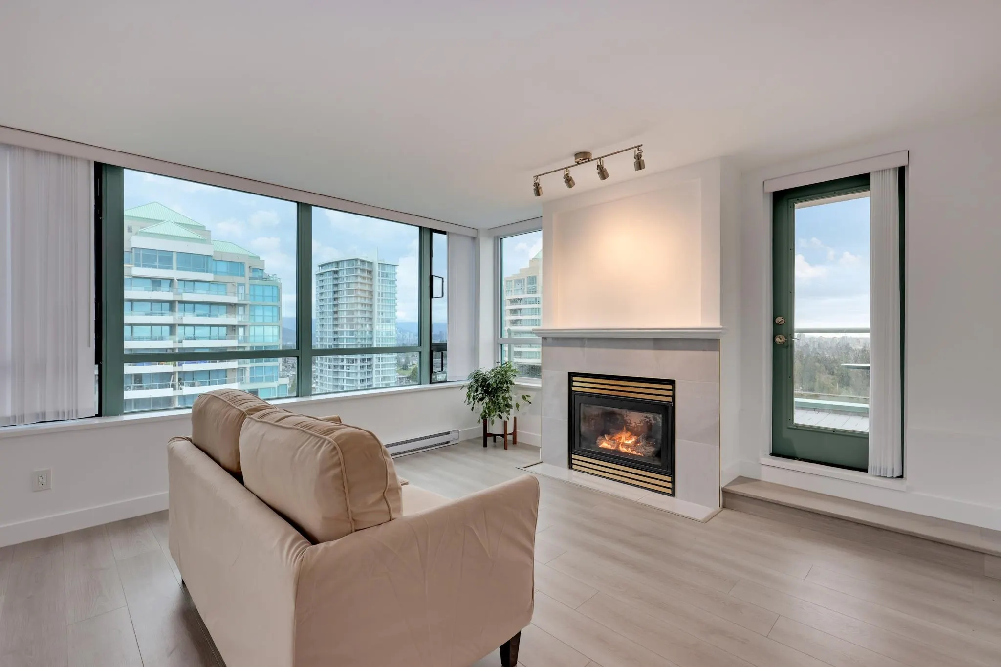 1803 6622 Southoaks Crescent