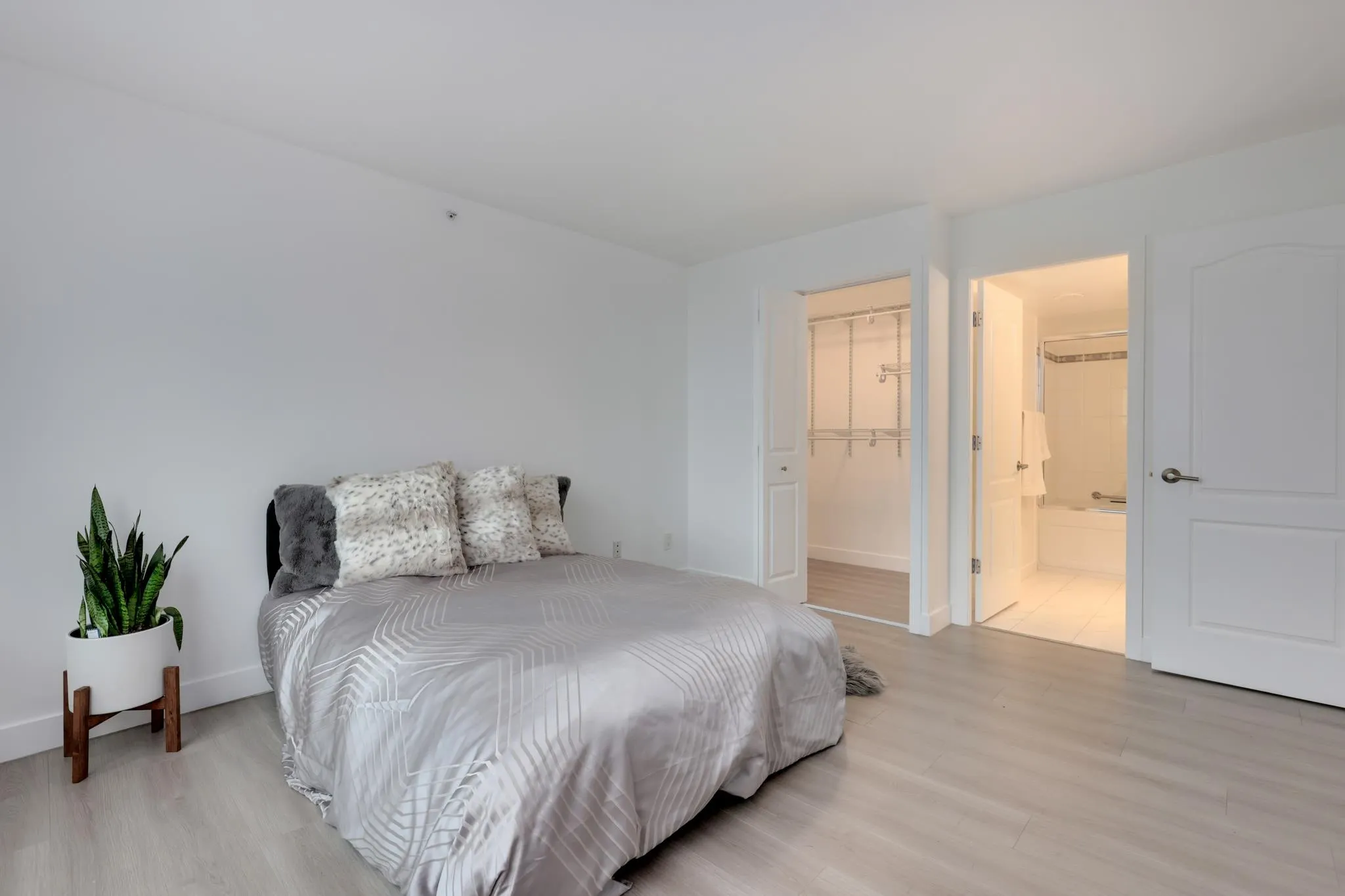 1803 6622 Southoaks Crescent