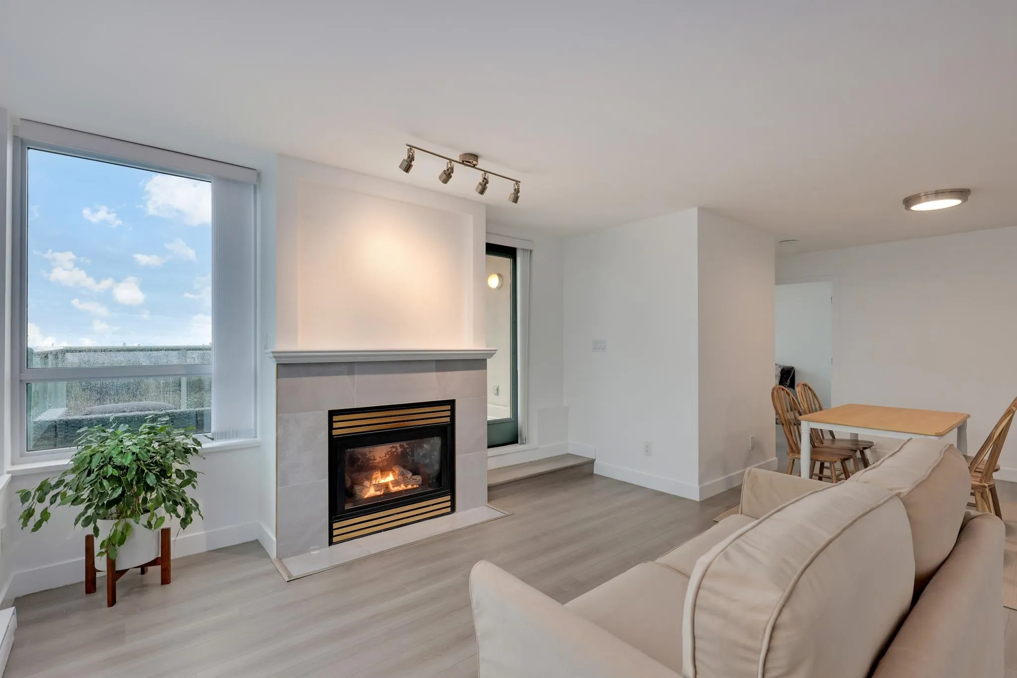 1803 6622 Southoaks Crescent