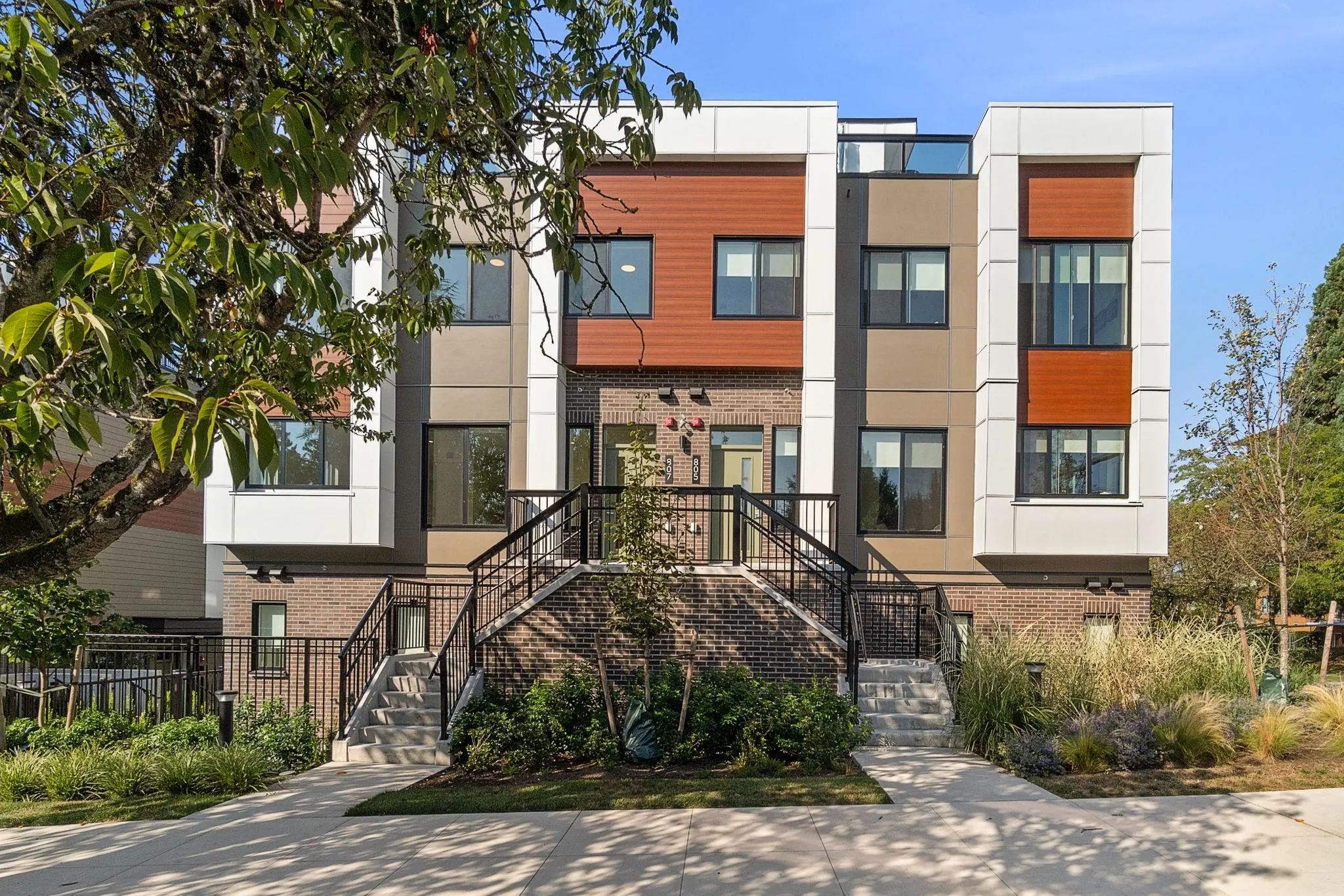 807 W 33rd Avenue
