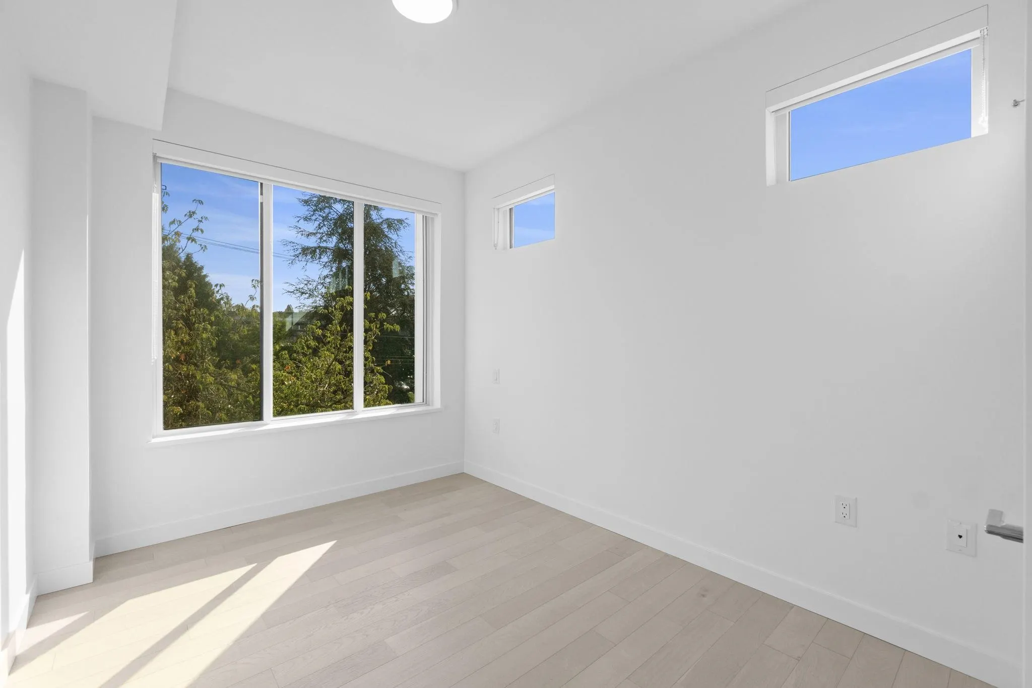 807 W 33rd Avenue
