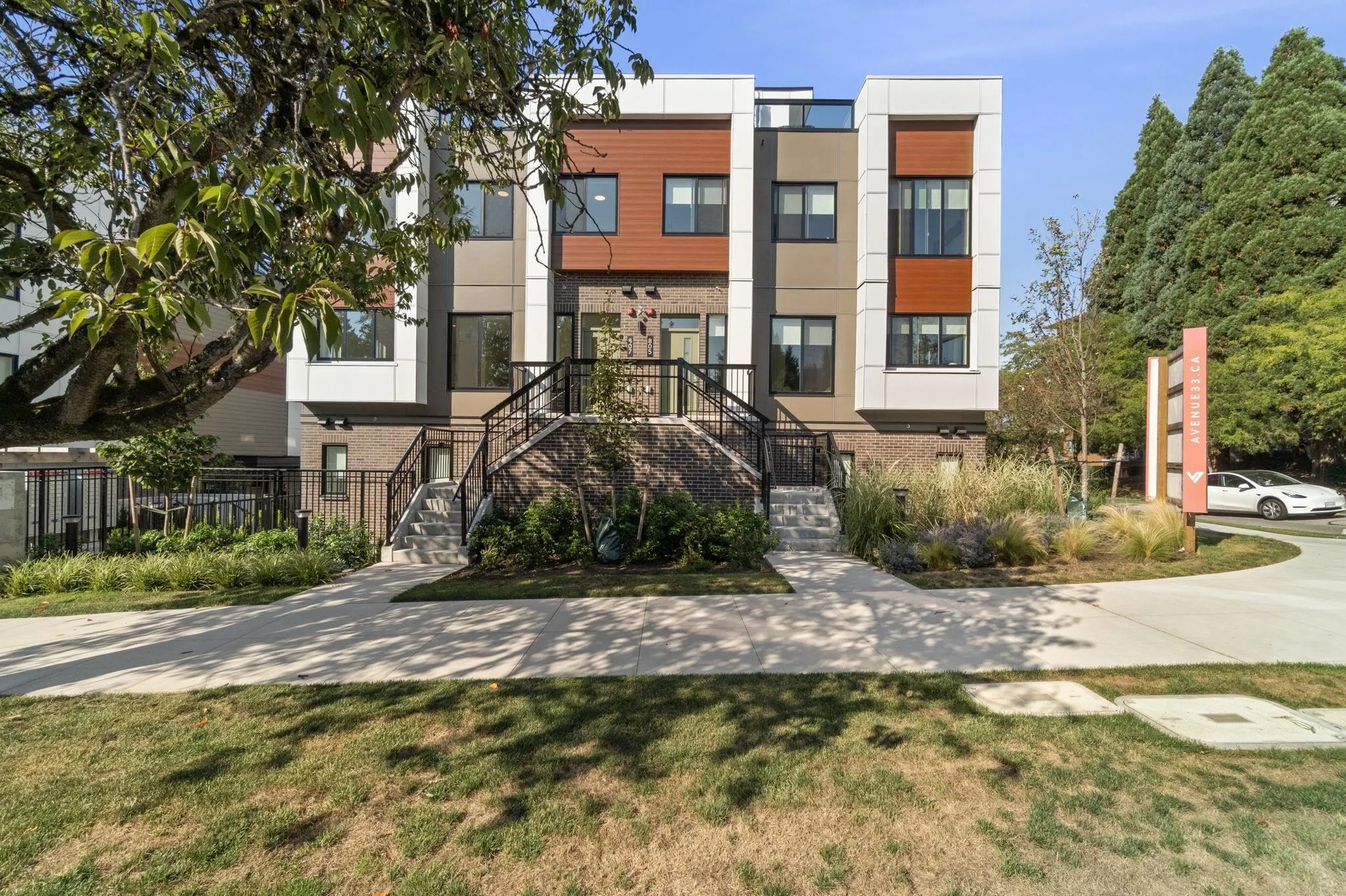 807 W 33rd Avenue
