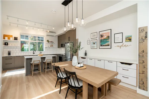 50 3552 Victoria Drive