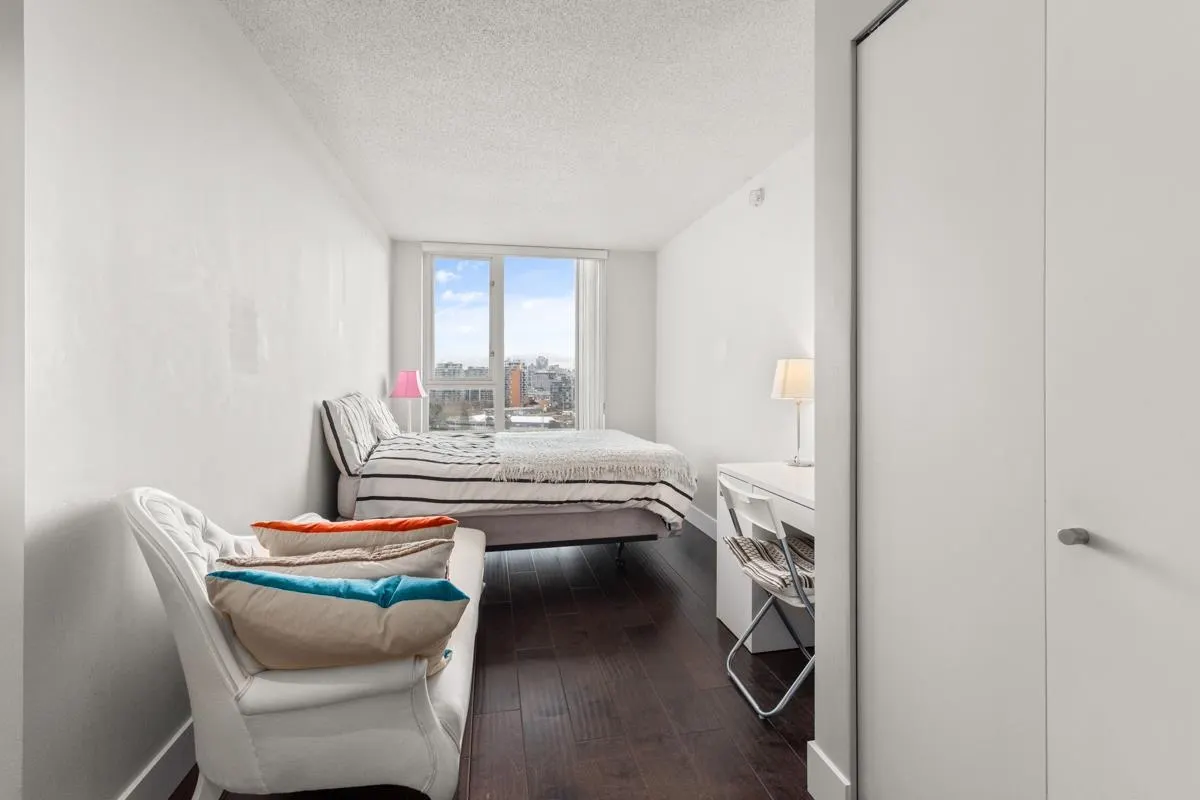 1606 1033 Marinaside Crescent