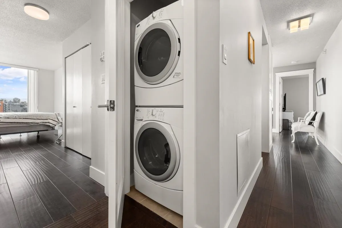 1606 1033 Marinaside Crescent