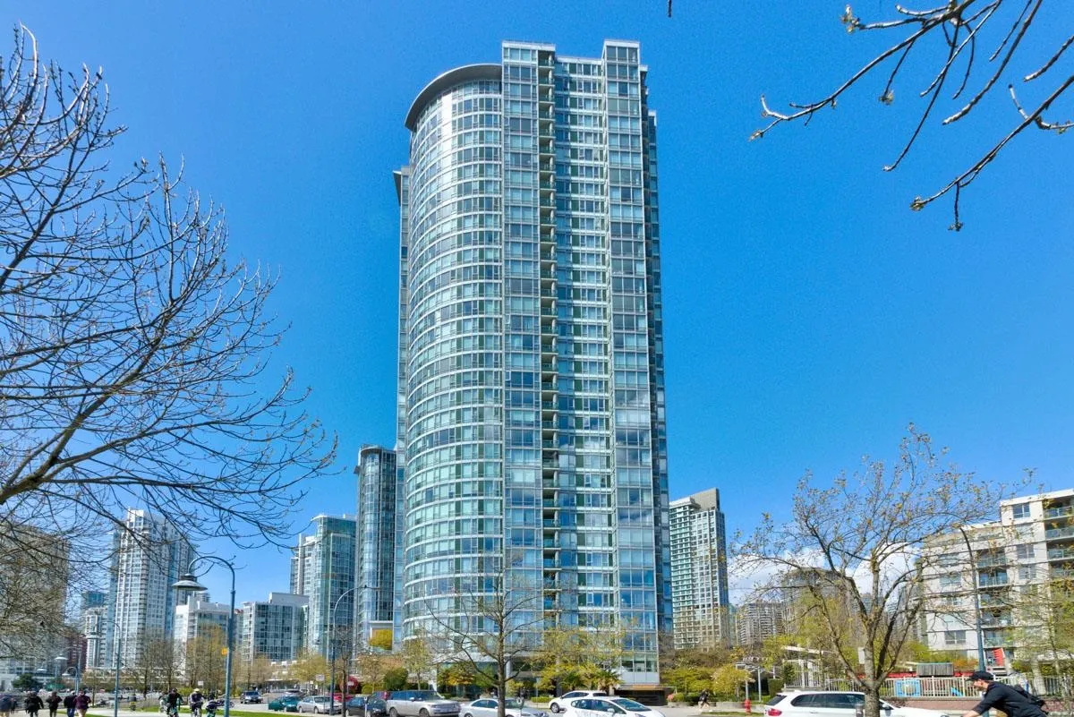 1606 1033 Marinaside Crescent