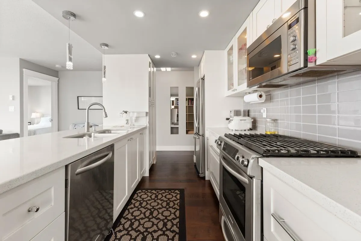 1606 1033 Marinaside Crescent