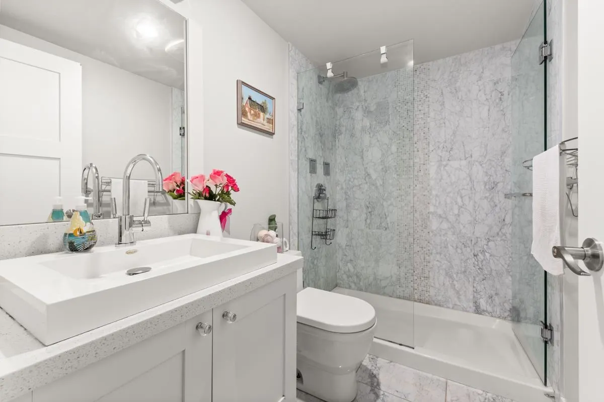 1606 1033 Marinaside Crescent