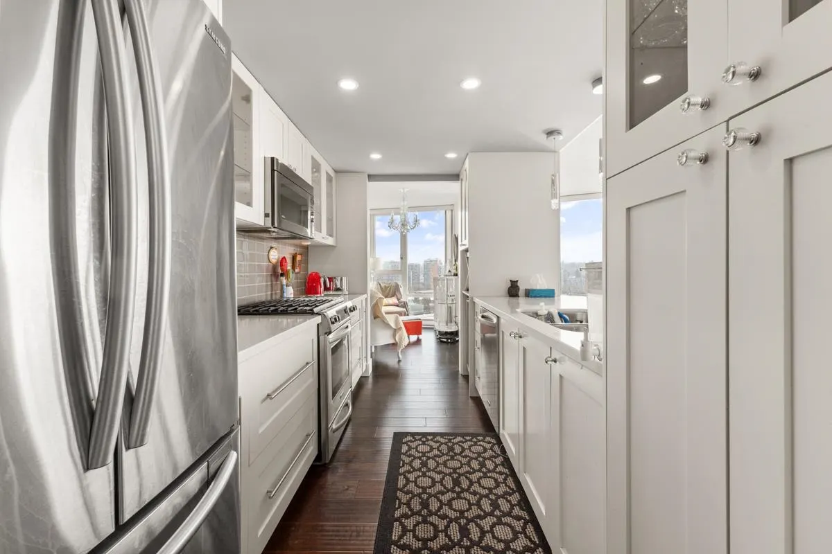 1606 1033 Marinaside Crescent