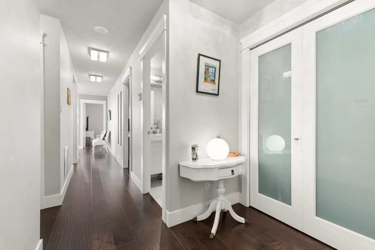 1606 1033 Marinaside Crescent