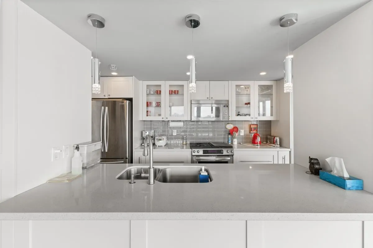 1606 1033 Marinaside Crescent