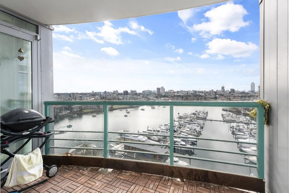 1606 1033 Marinaside Crescent