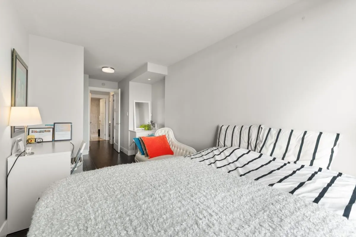 1606 1033 Marinaside Crescent