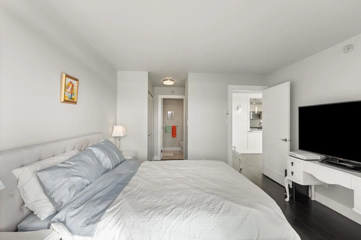 1606 1033 Marinaside Crescent