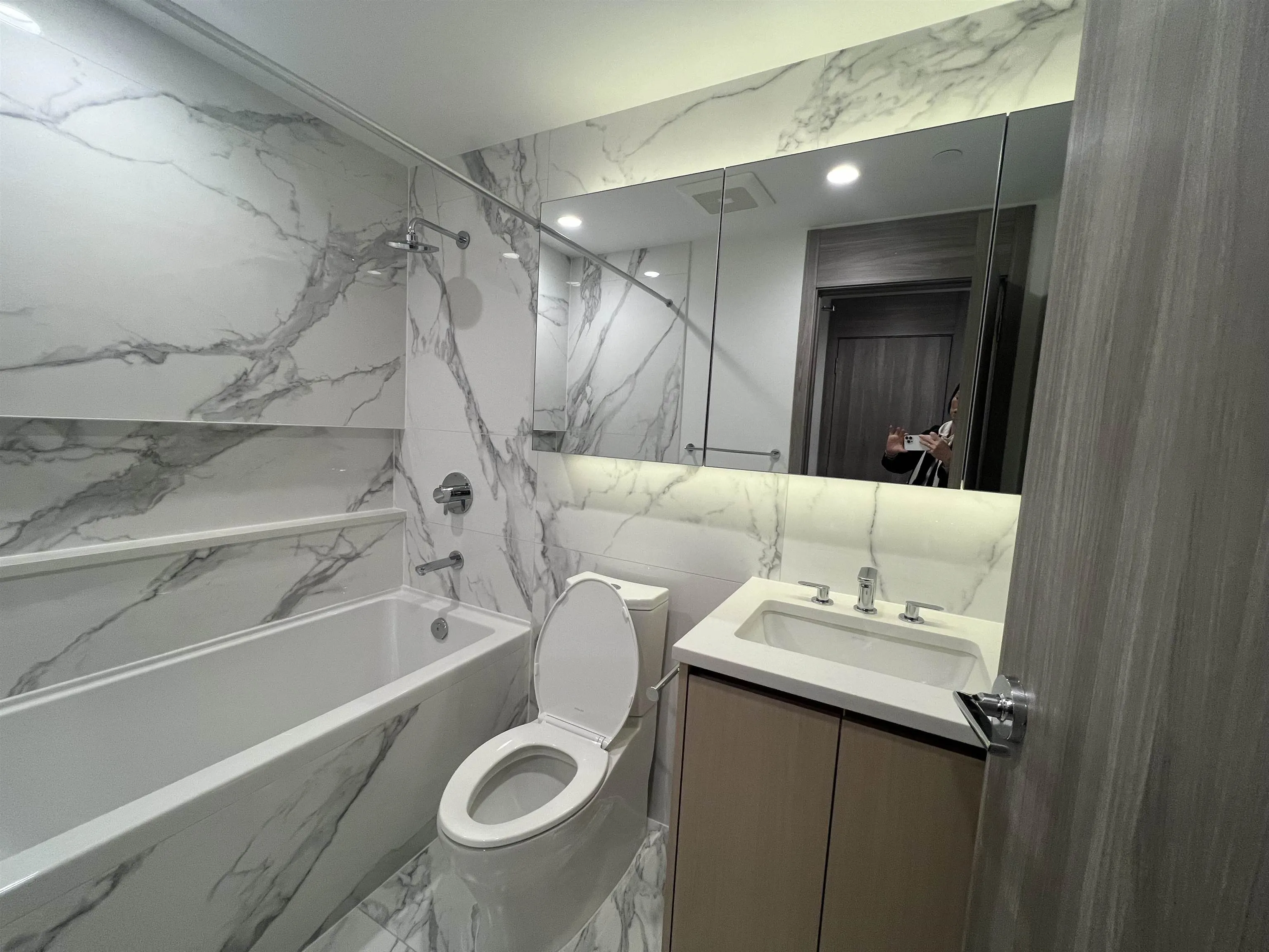 1105 4890 Lougheed Highway