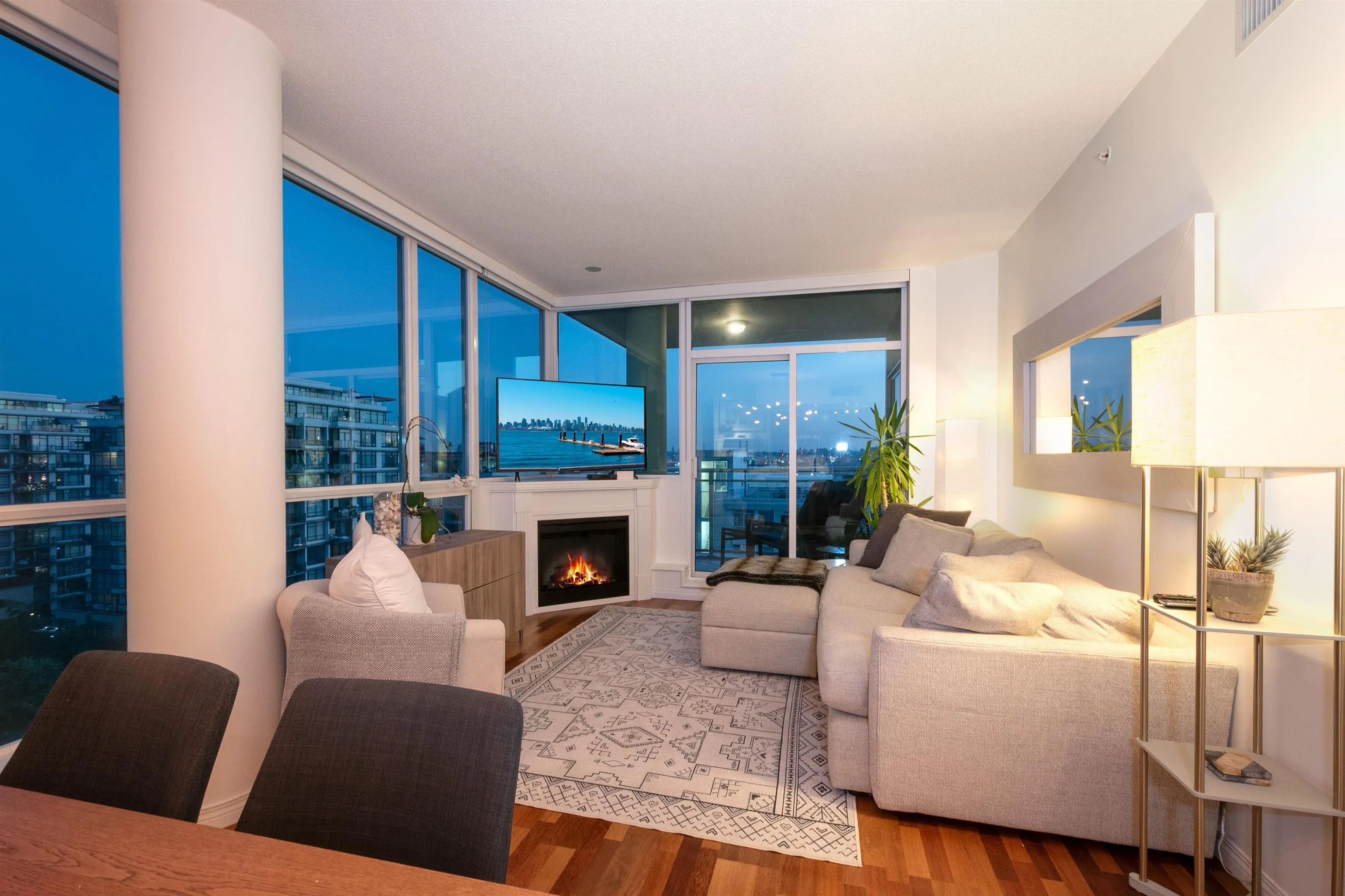 902 138 E Esplanade
