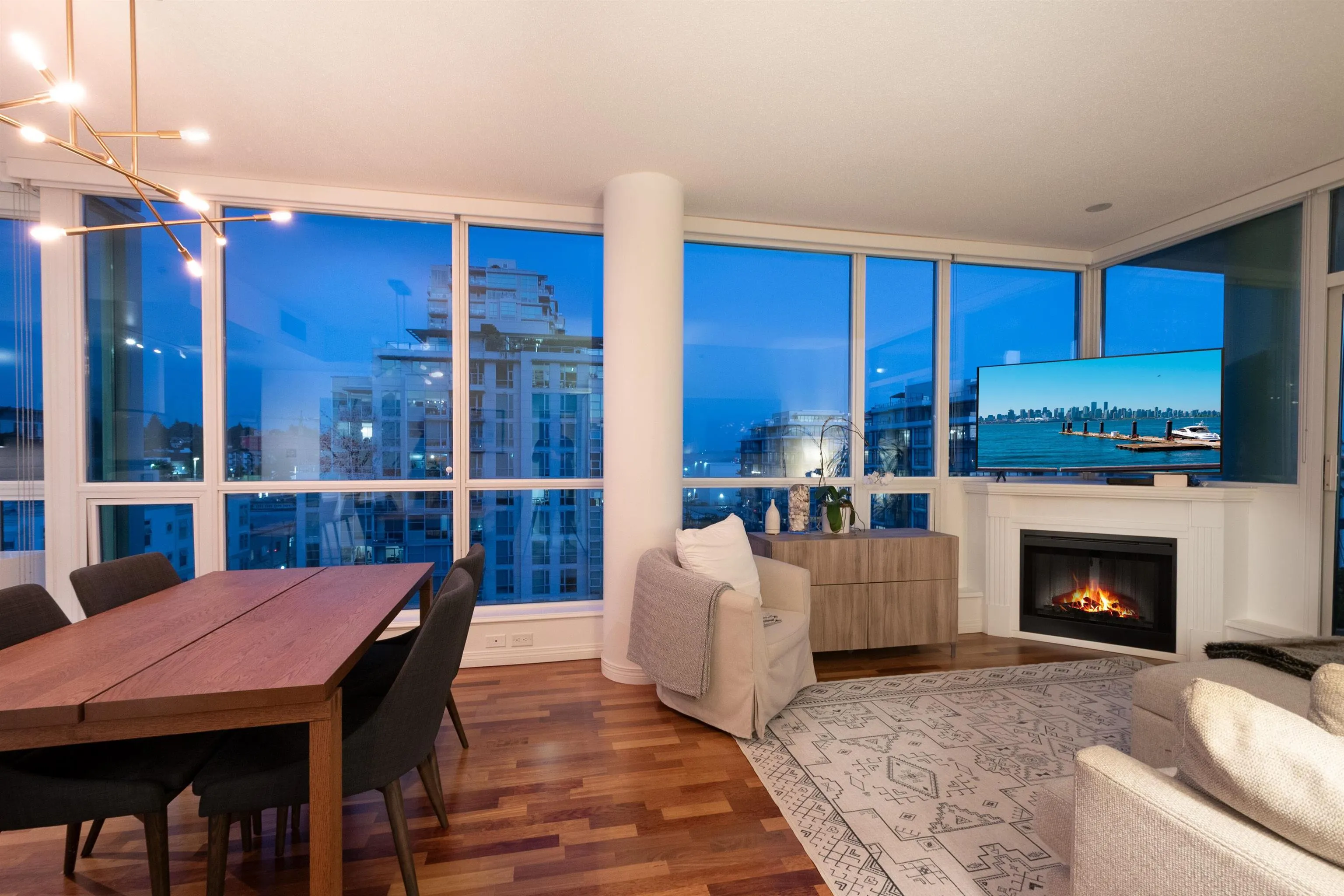 902 138 E Esplanade