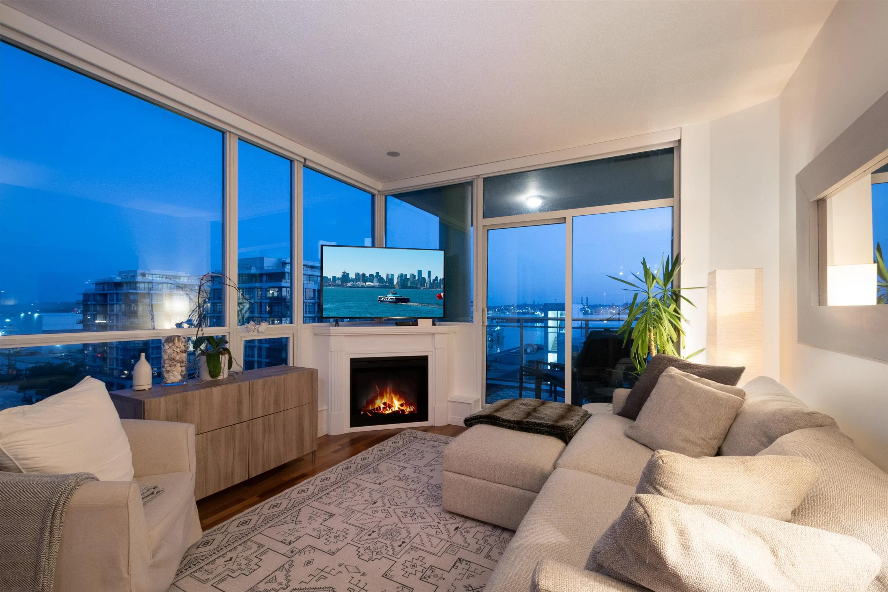 902 138 E Esplanade