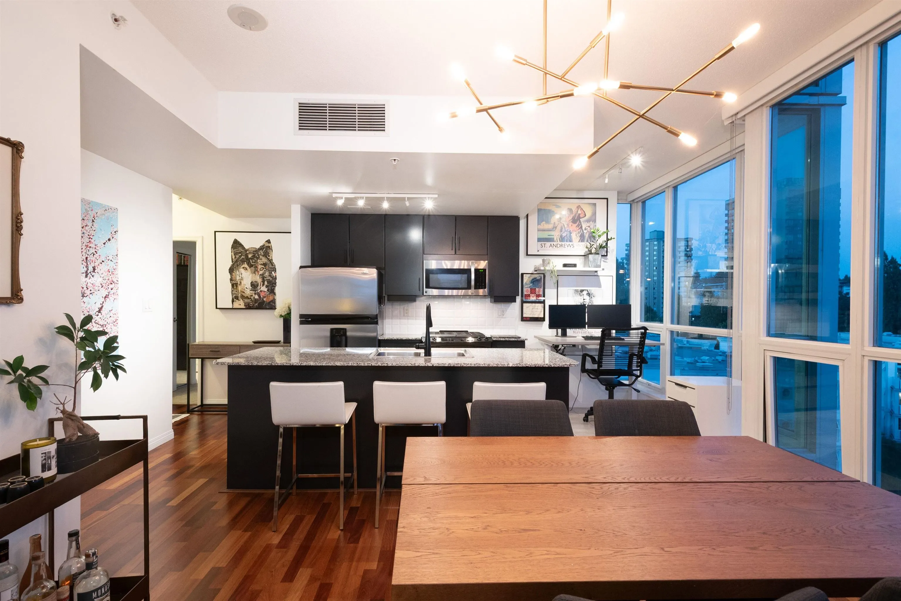 902 138 E Esplanade