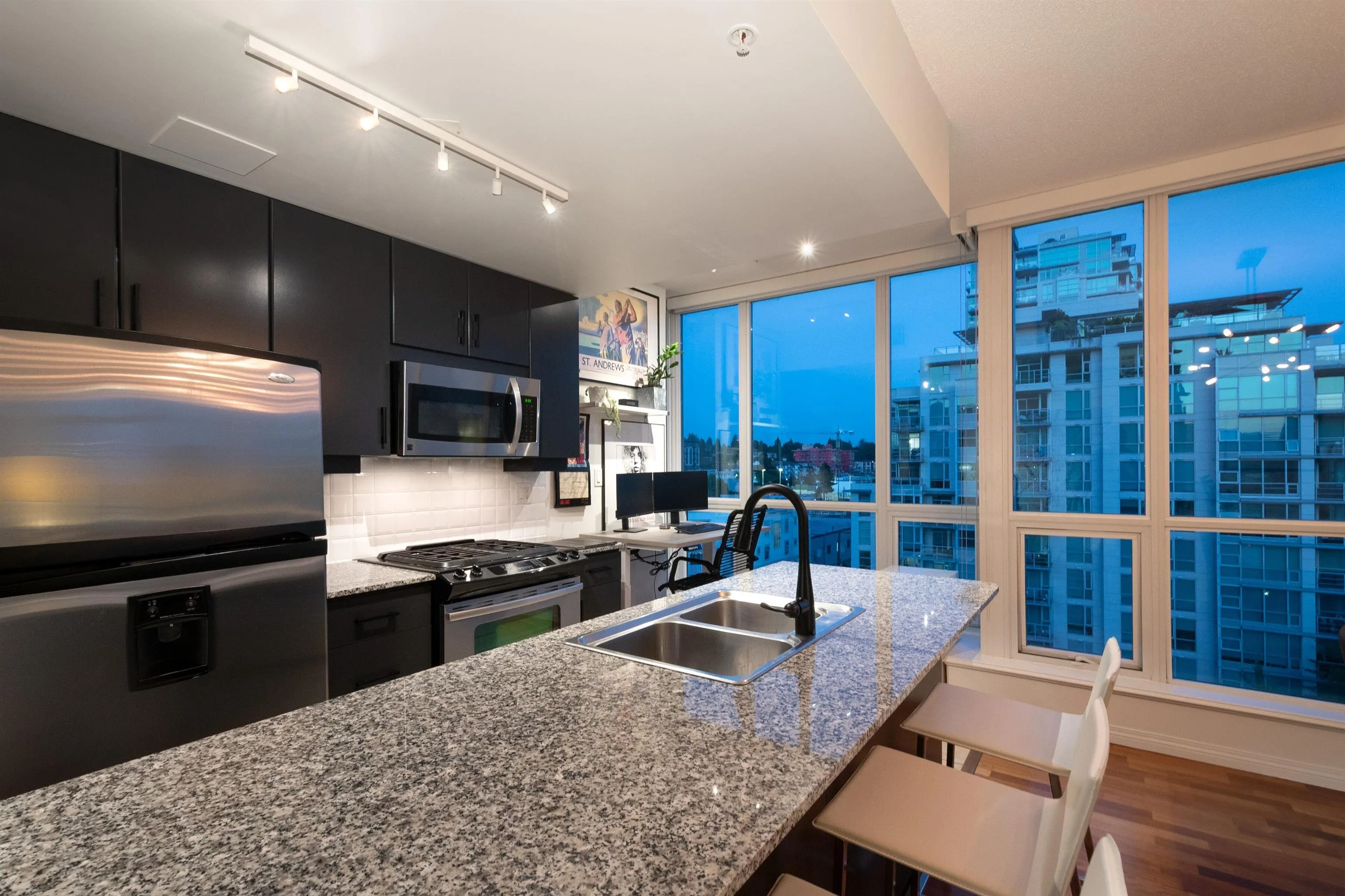 902 138 E Esplanade
