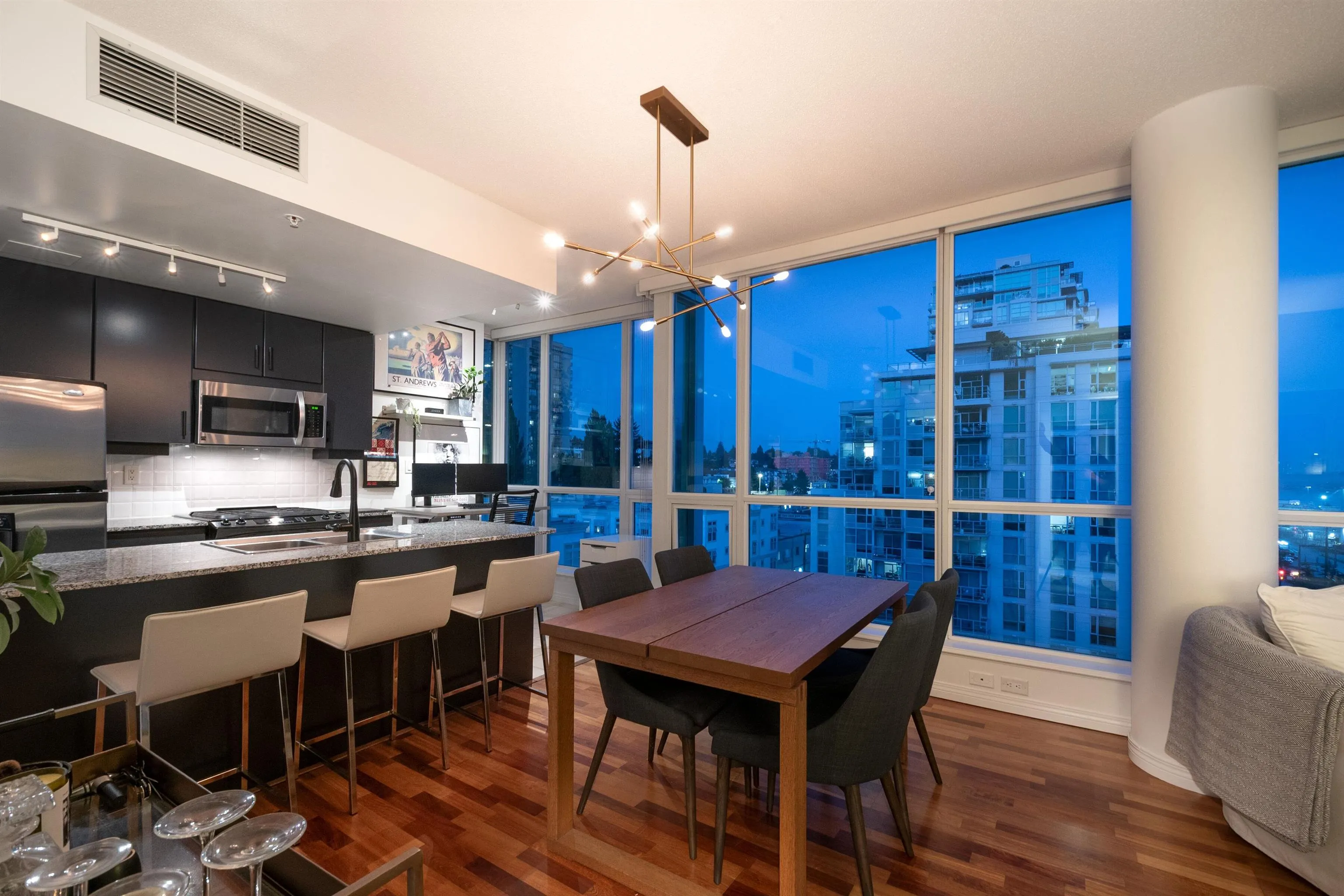 902 138 E Esplanade