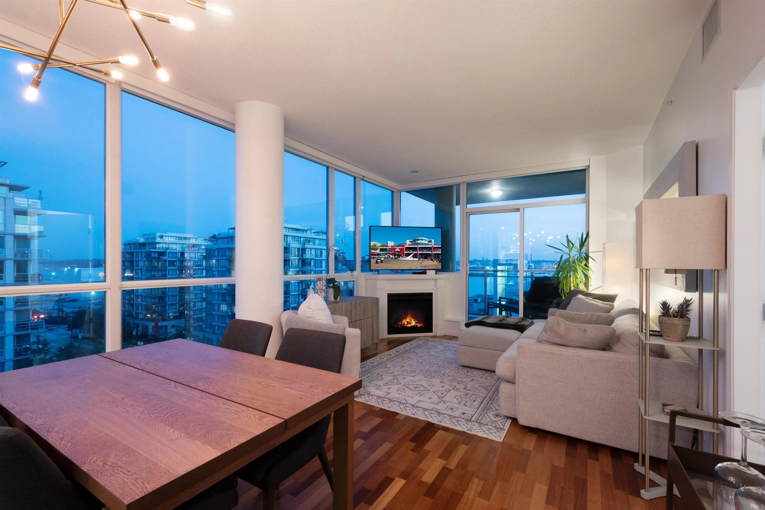 902 138 E Esplanade