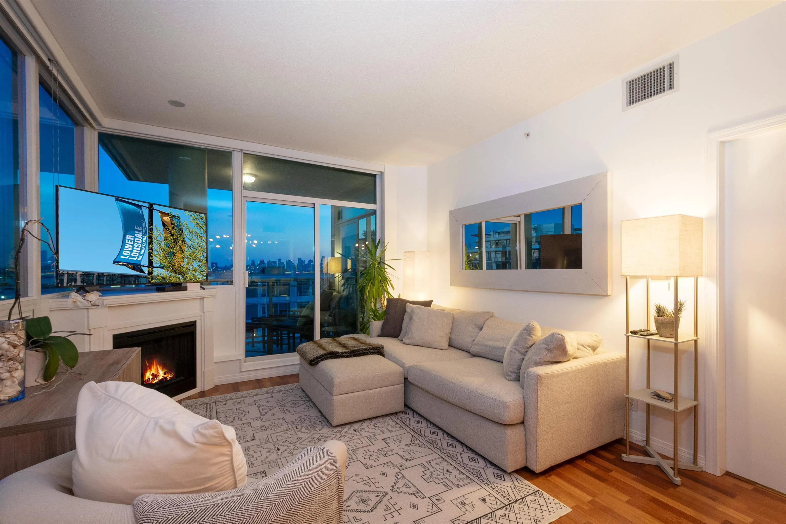 902 138 E Esplanade