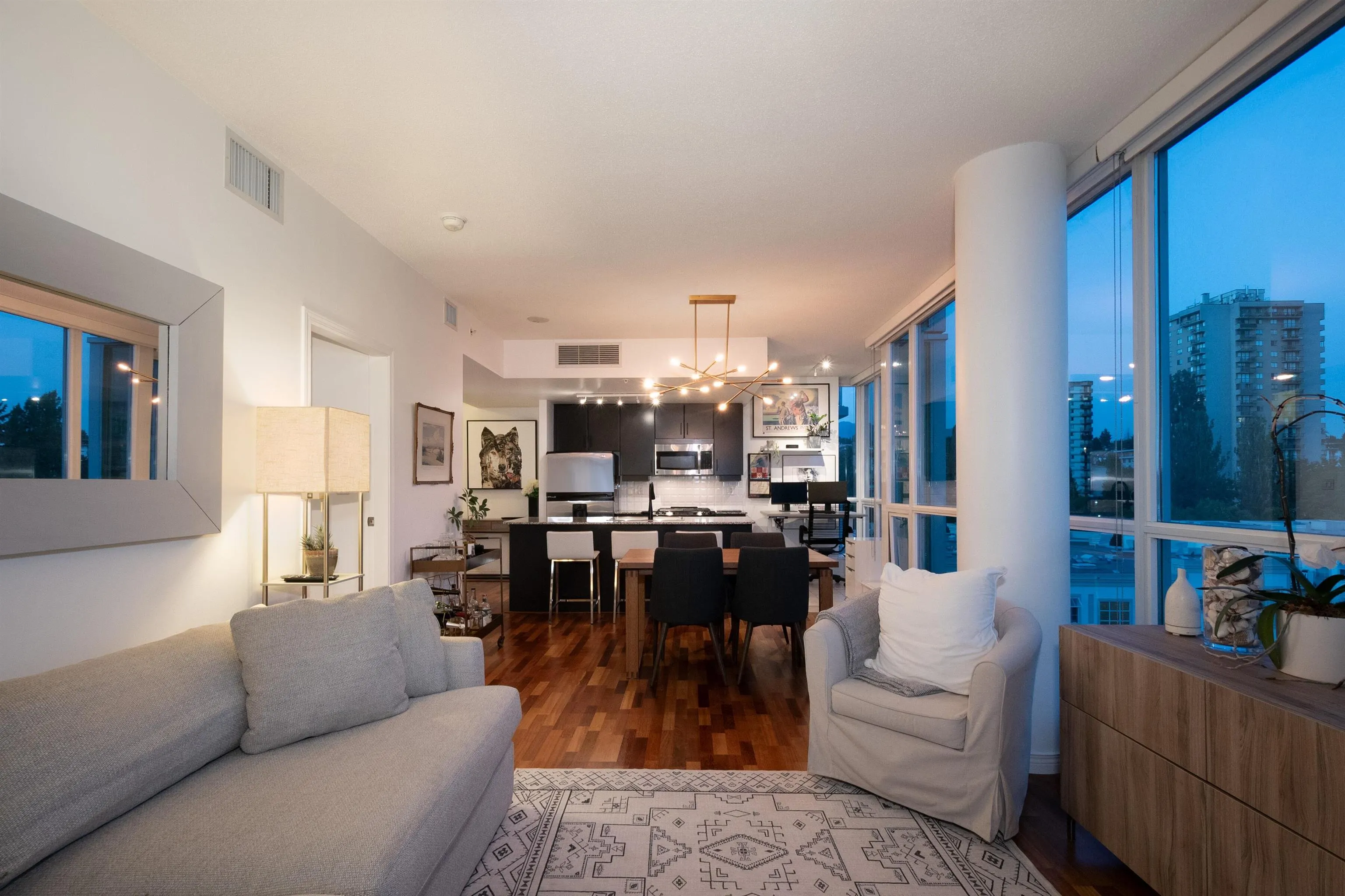 902 138 E Esplanade