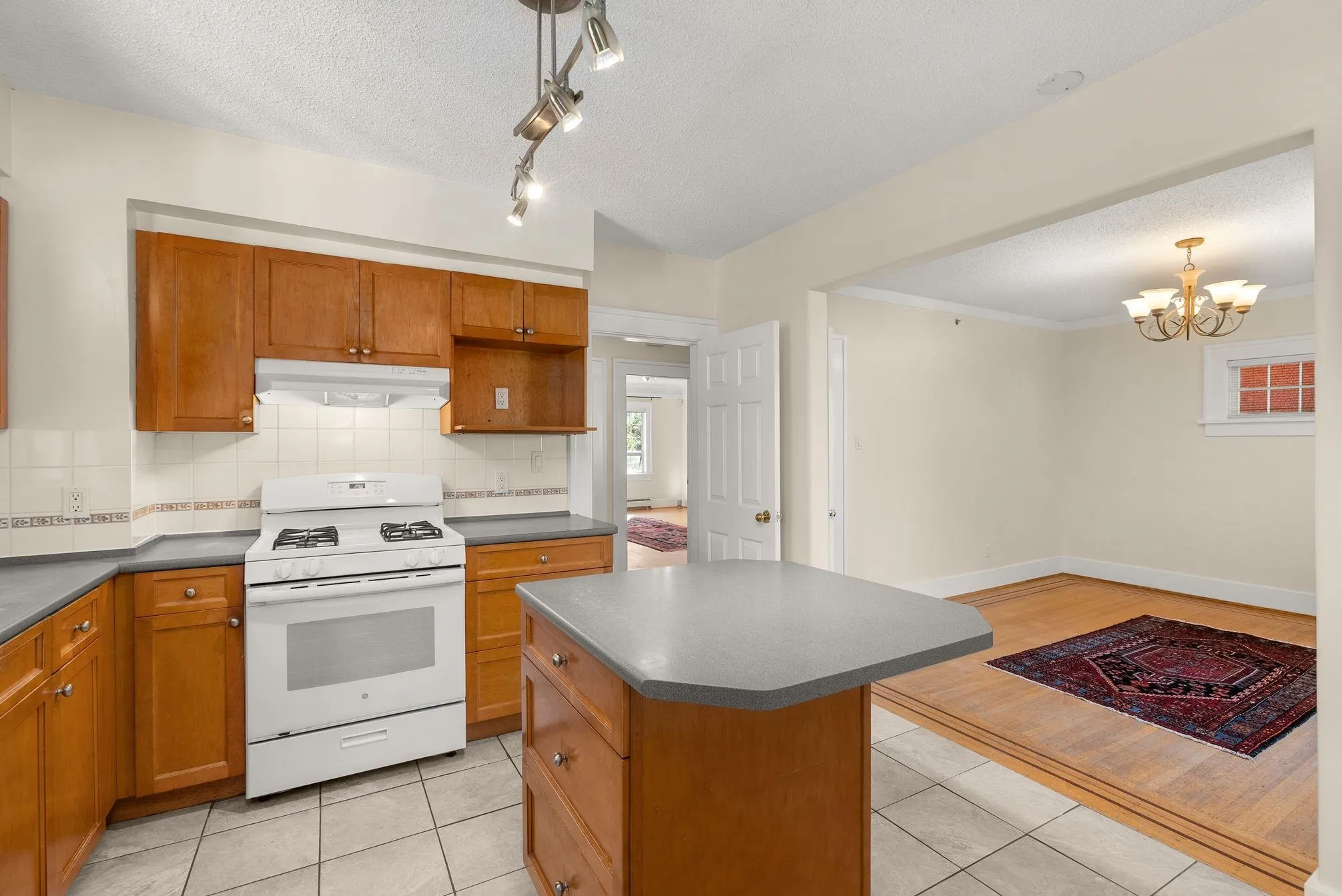 909 W 18th Avenue