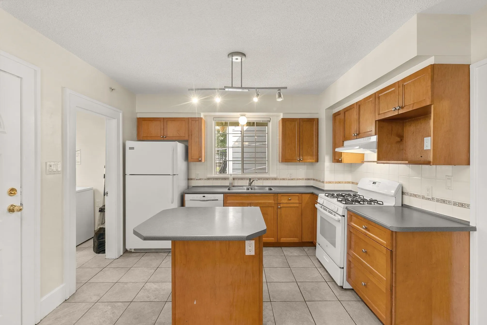 909 W 18th Avenue