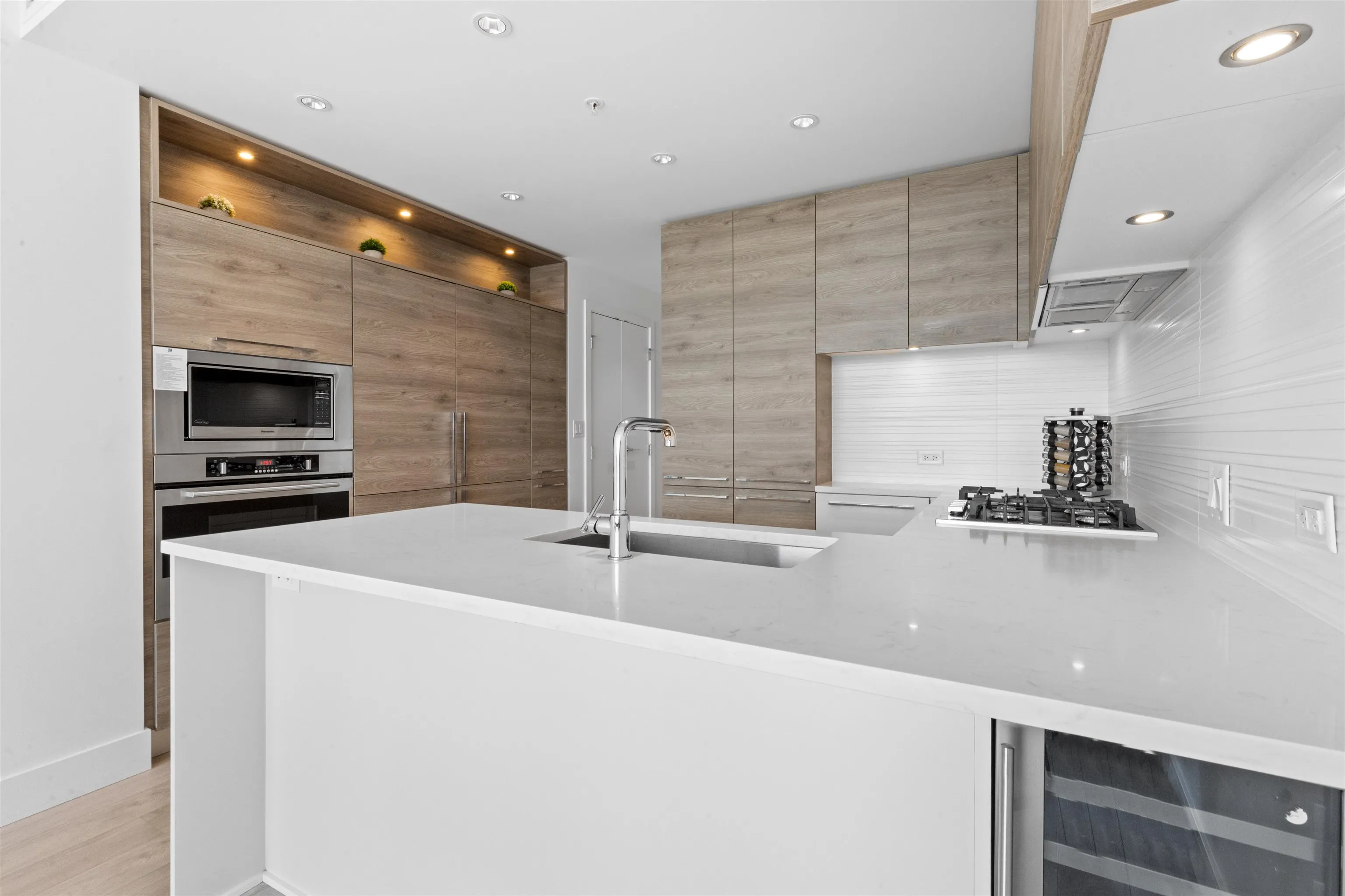 1007 7388 Kingsway