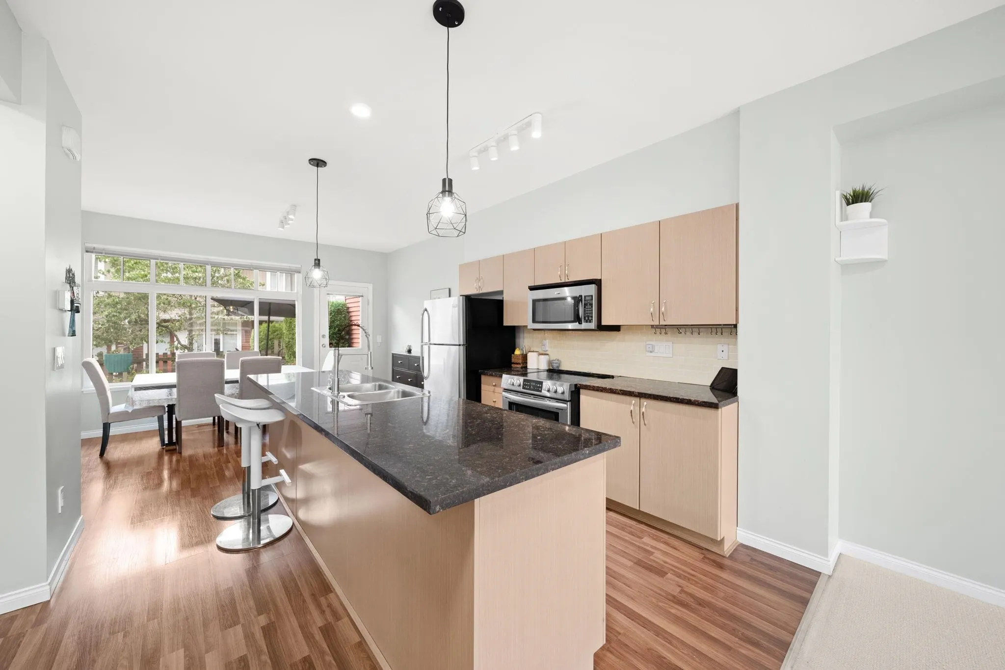 5 19455 65 Avenue