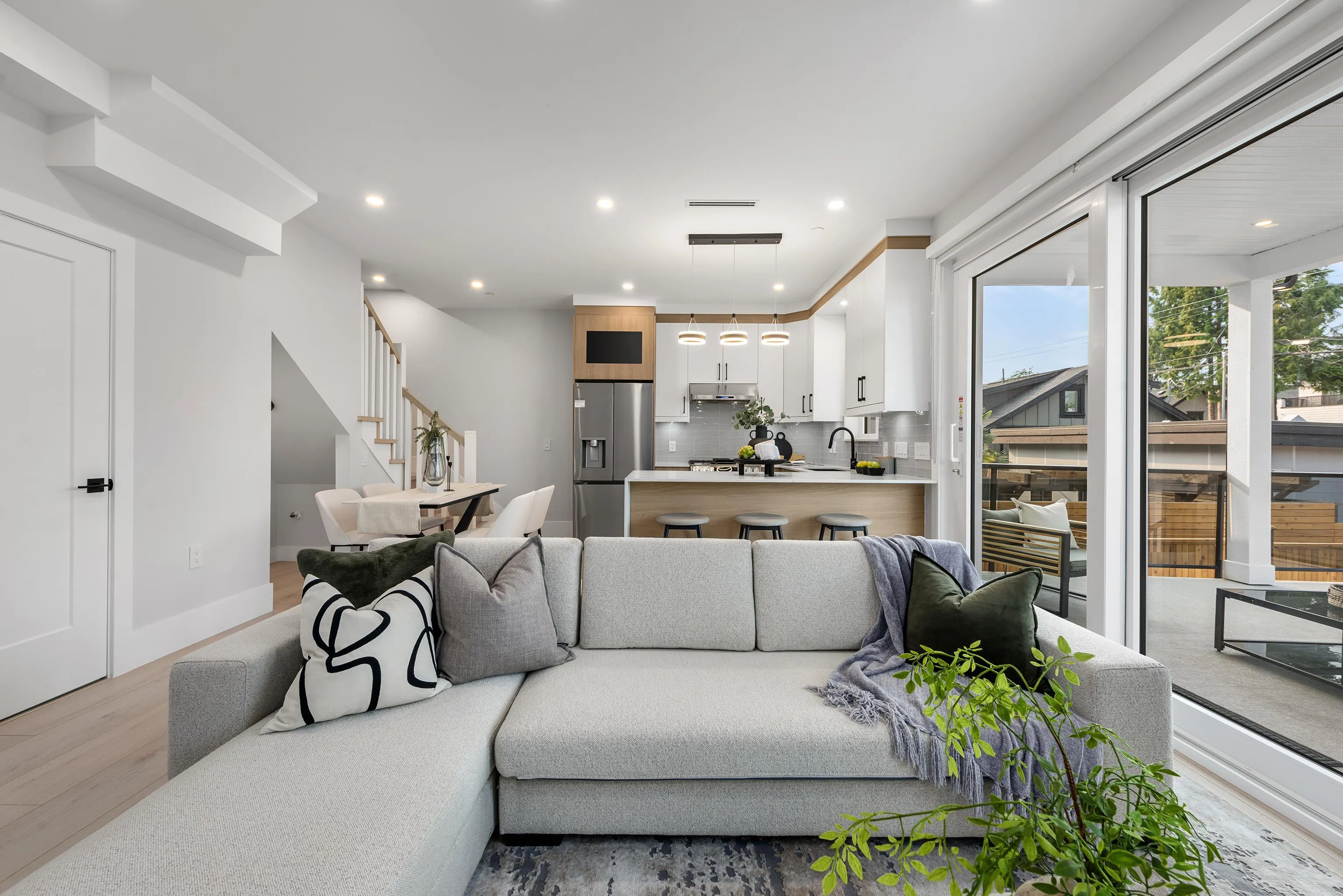 2 2741 Mcgill Street