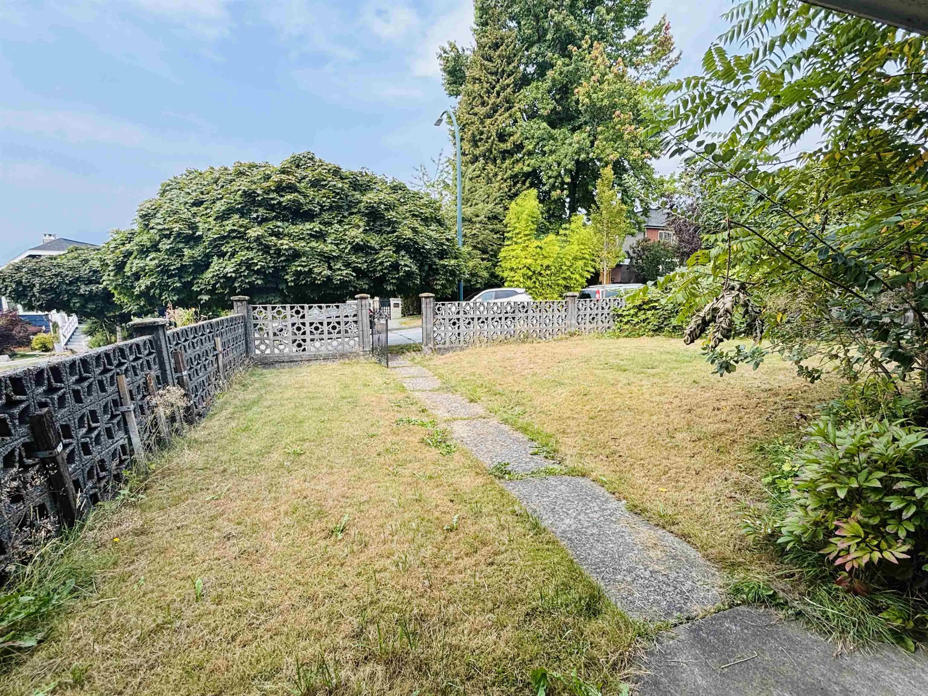 Garden-Level 3470 Dundas Street